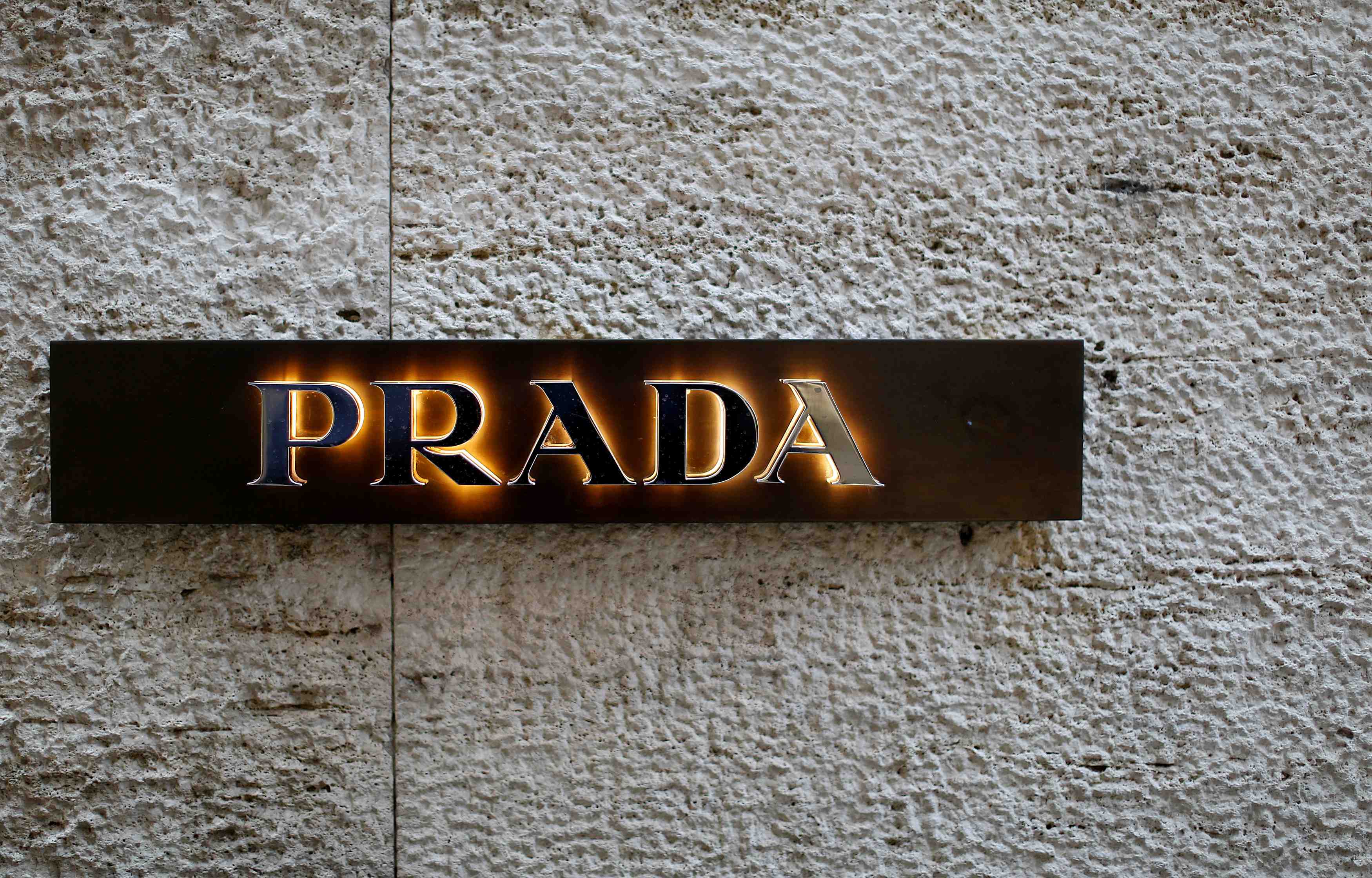 Prada met fin aux rabais de fin de saison pour preserver sa marge