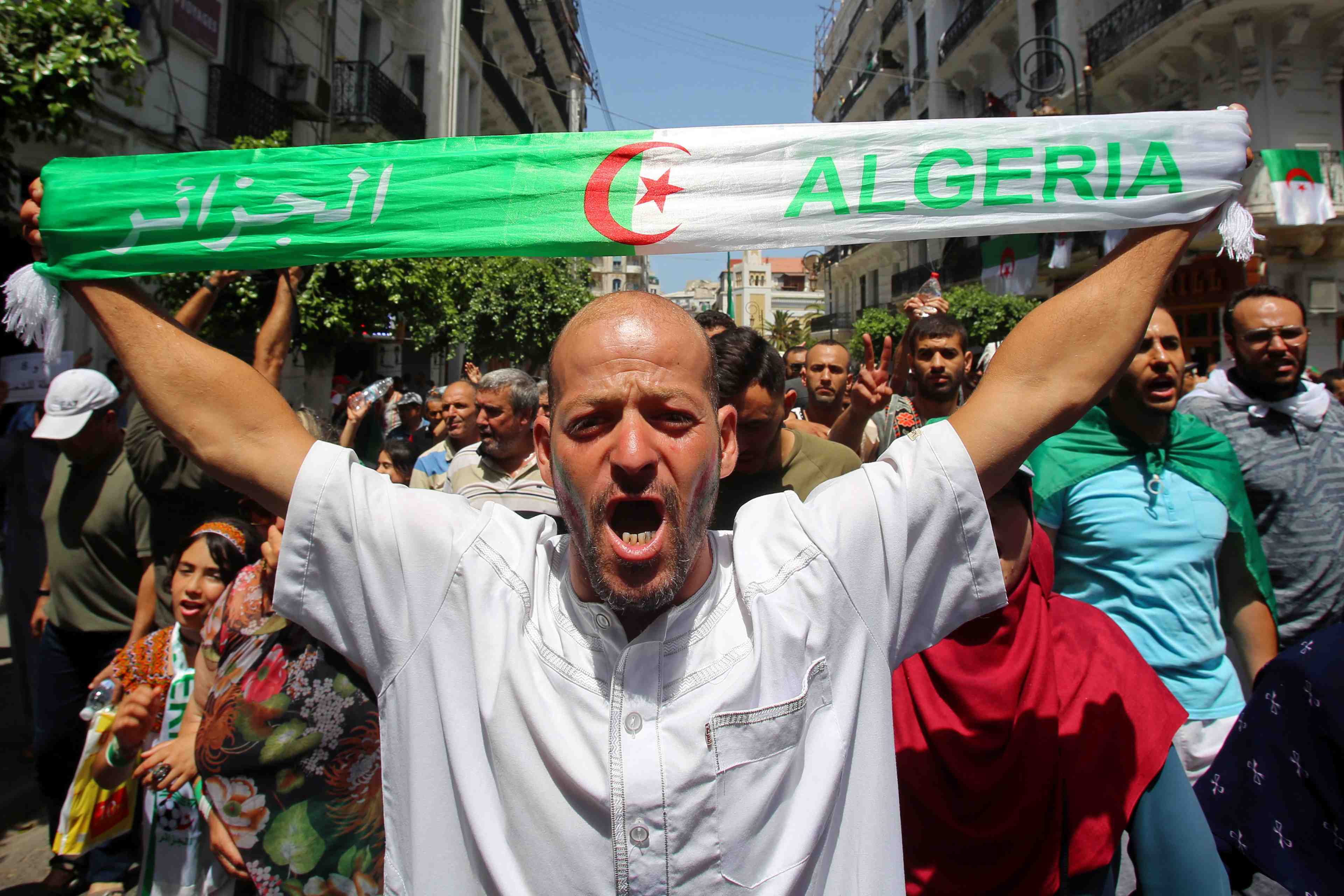 Des dizaines de milliers d'algeriens manifestent pour des reformes