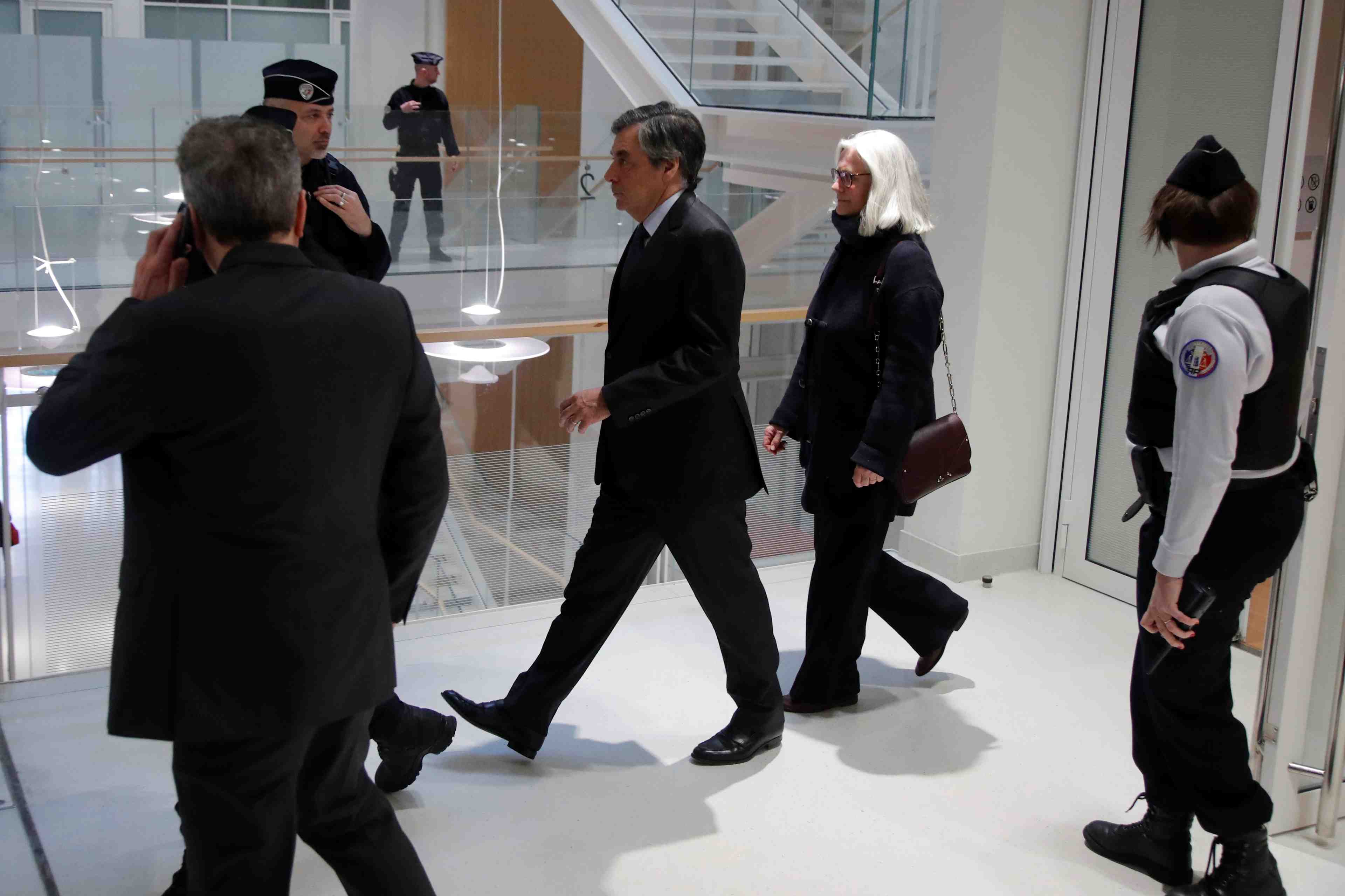 Les epoux fillon justifient les activites de penelope