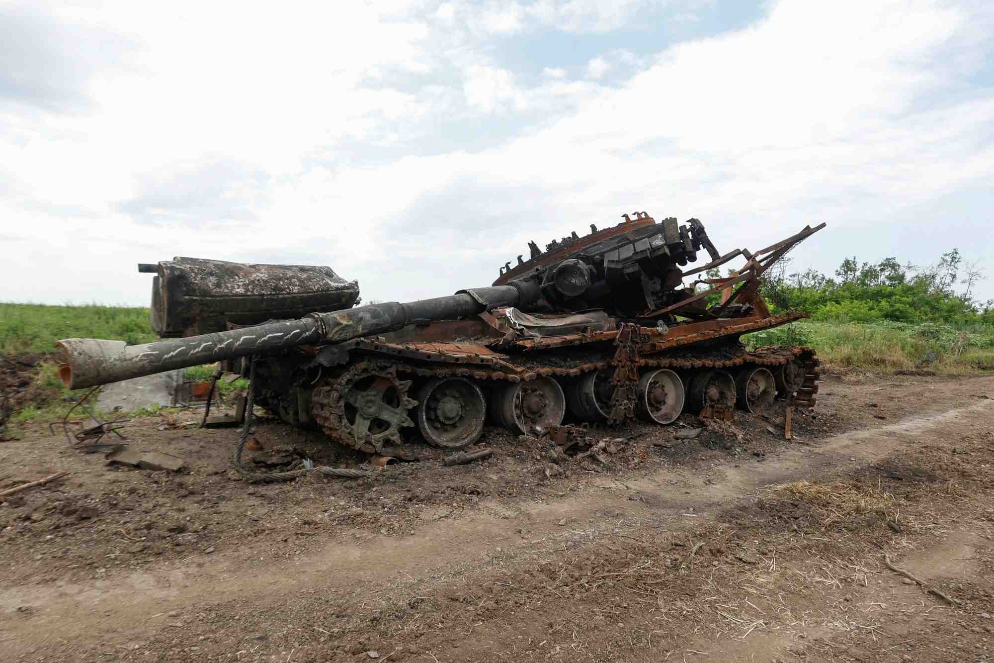 Un char russe detruit dans le village de novodarivka, recemment repris par les forces armees ukrainiennes