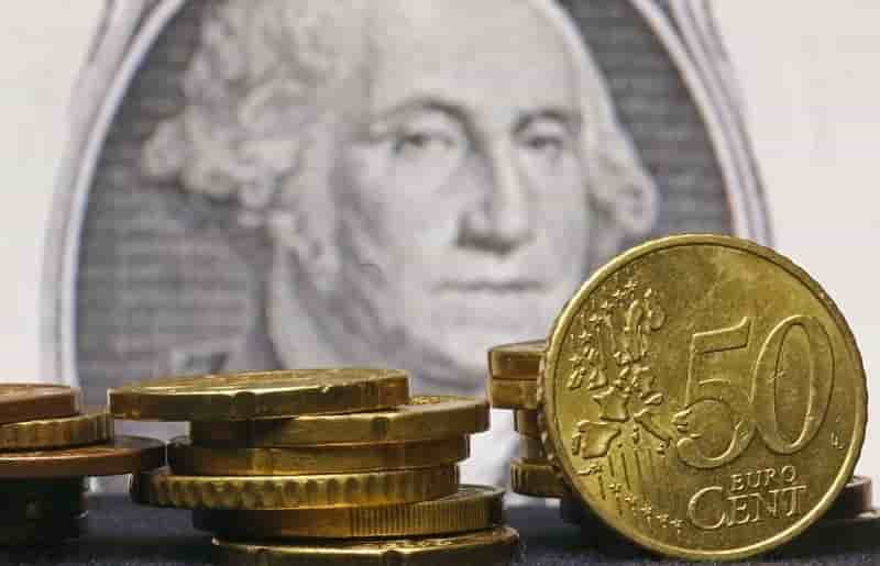 L'euro au plus bas face au dollar en sept mois