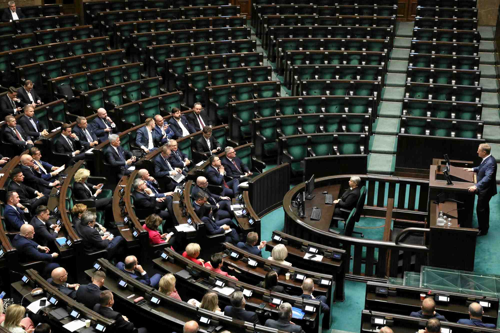 Le premier ministre polonais donald tusk s'adresse au parlement a varsovie