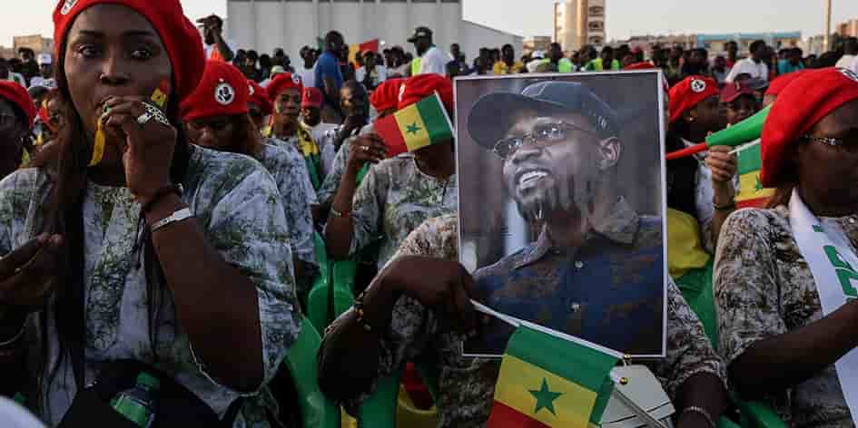 Un partisan tient une affiche de campagne du Premier ministre sénégalais et chef du parti Pastef au pouvoir, Ousmane Sonko, lors de son meeting électoral pour les prochaines élections législatives anticipées.