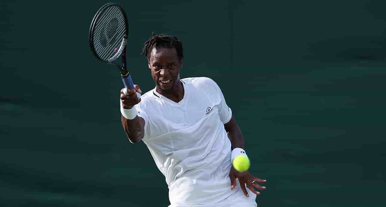 Le Français Gaël Monfils rend la balle au Français Ugo Humbert le deuxième jour des Championnats de Wimbledon 2025 au All England Lawn Tennis and Croquet Club, le 1er juillet 2025.