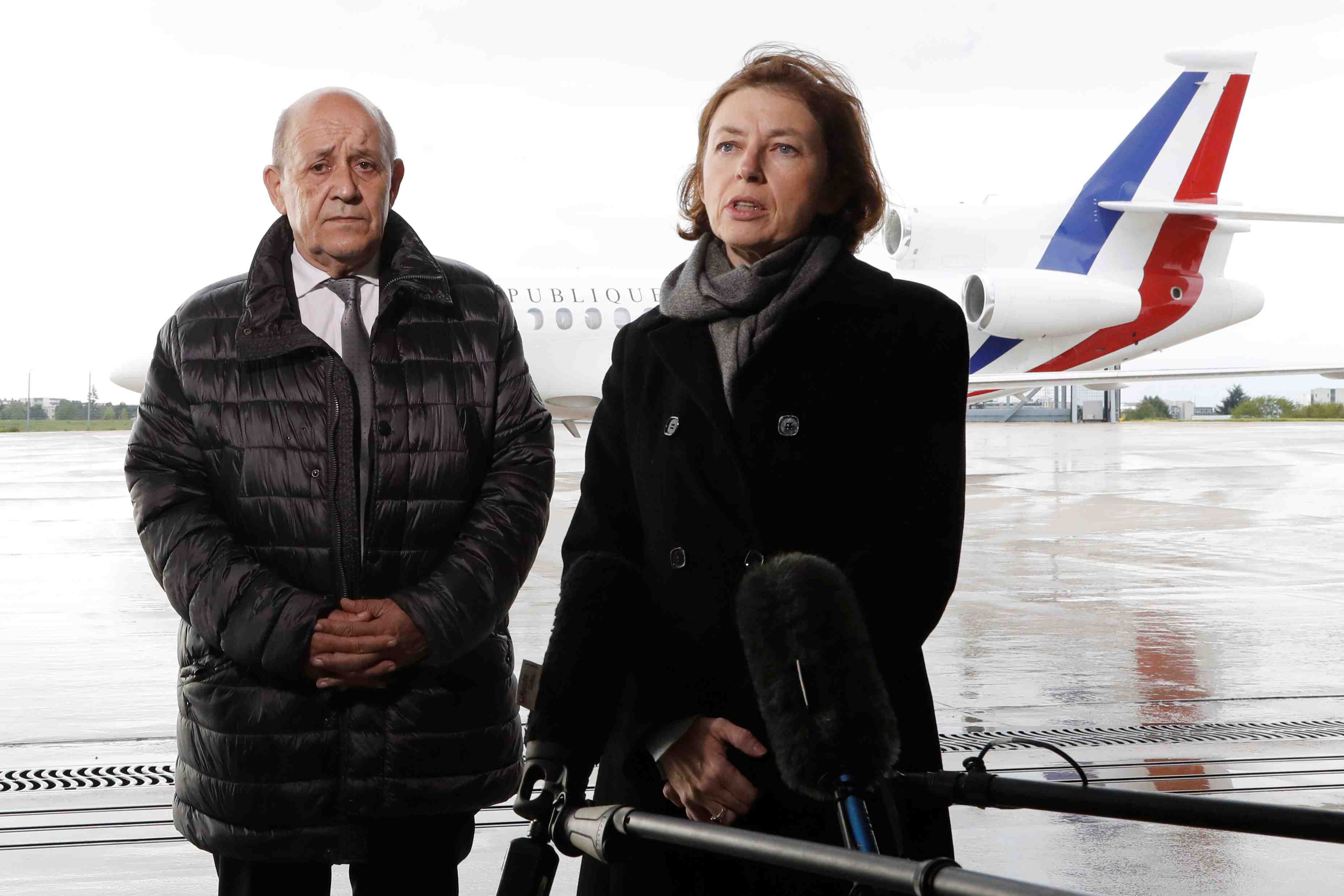 Pas l'heure des polemiques apres la liberation d'otages, selon parly