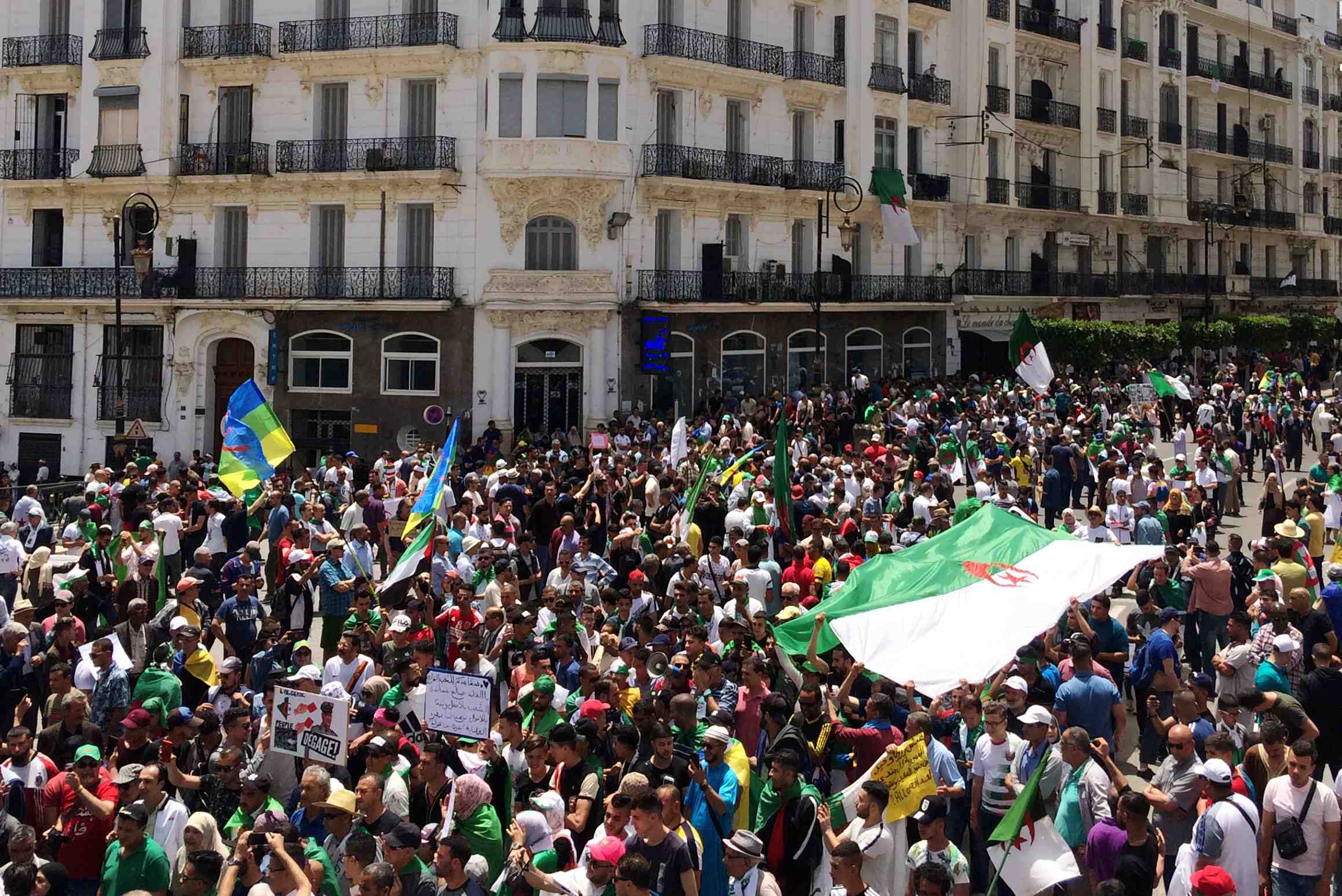 Manifestations a alger, les premieres depuis le report de la presidentielle