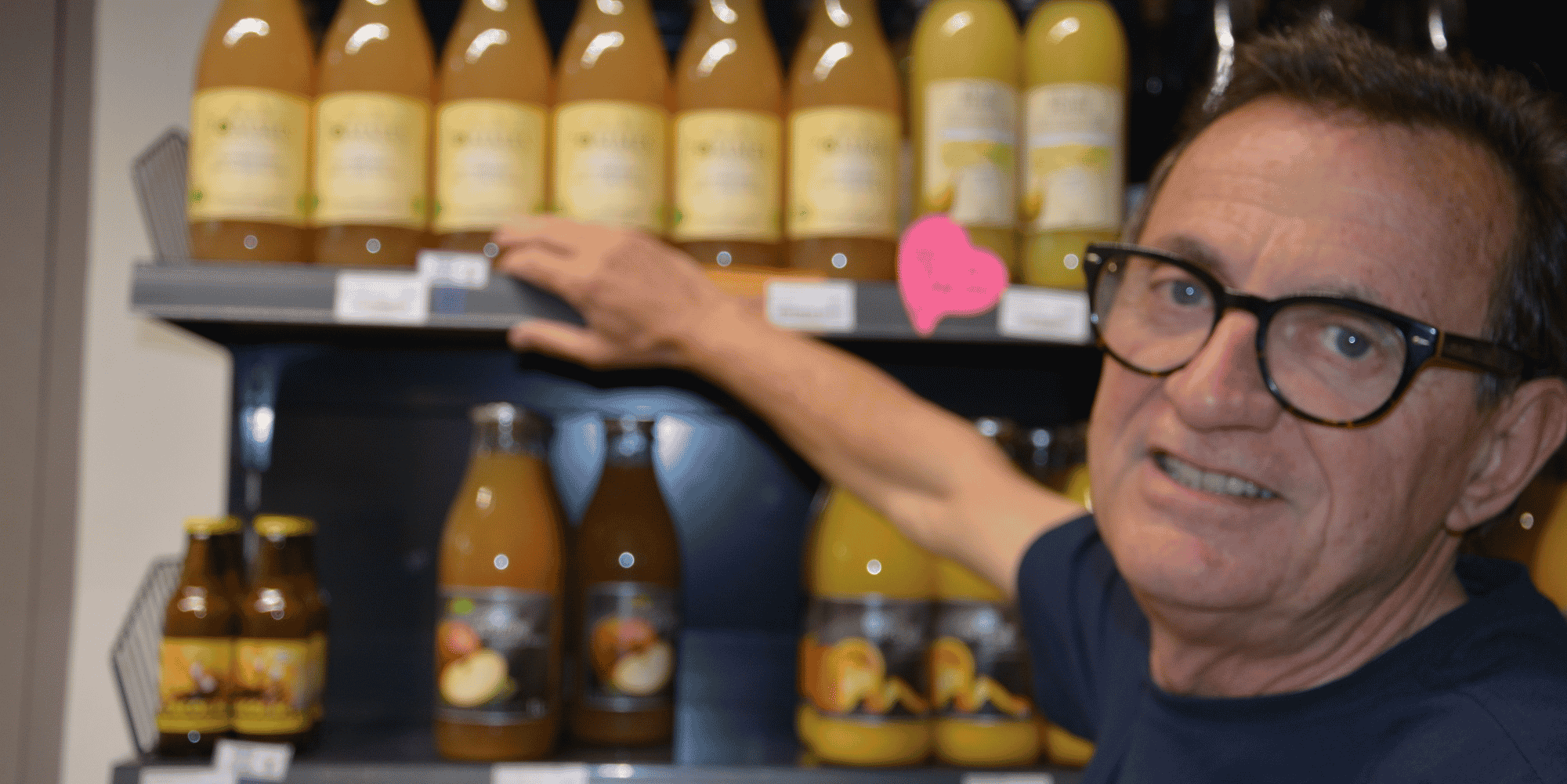 Jean-Paul Taillardas, client numéro 0001 de Supercoop devant le rayon jus de fruits.