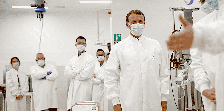 Emmanuel Macron (ici, lors de sa visite sur le site de Sanofi, à Marcy-l’Étoile), a annoncé des mesures pour relocaliser en France des usines du secteur sanitaire.