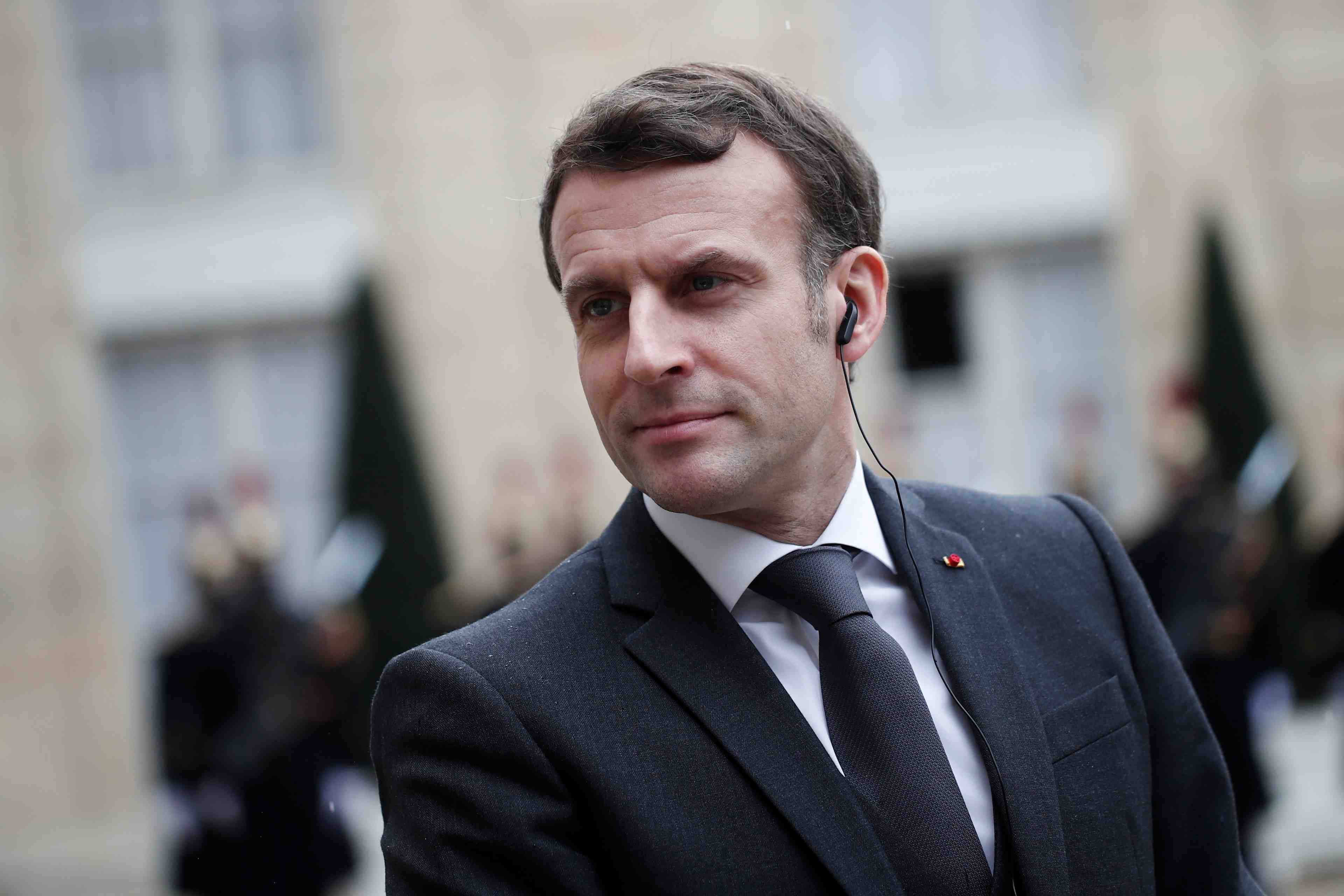 Macron favorable a un dialogue usa-iran, se pose en "mediateur honnete"