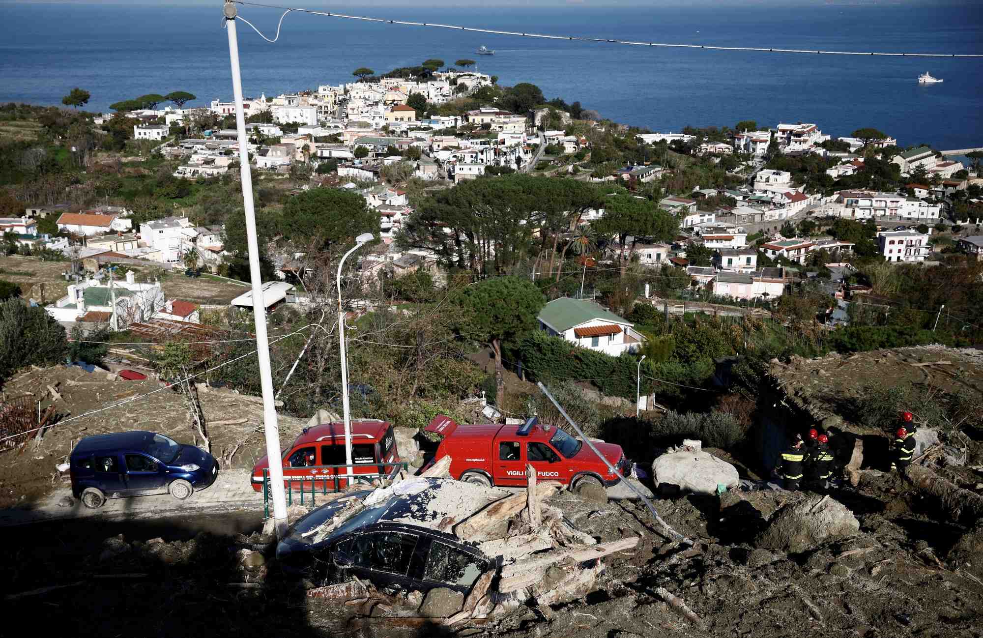 Vue des degats causes par un glissement de terrain sur l'ile italienne d'ischia en novembre