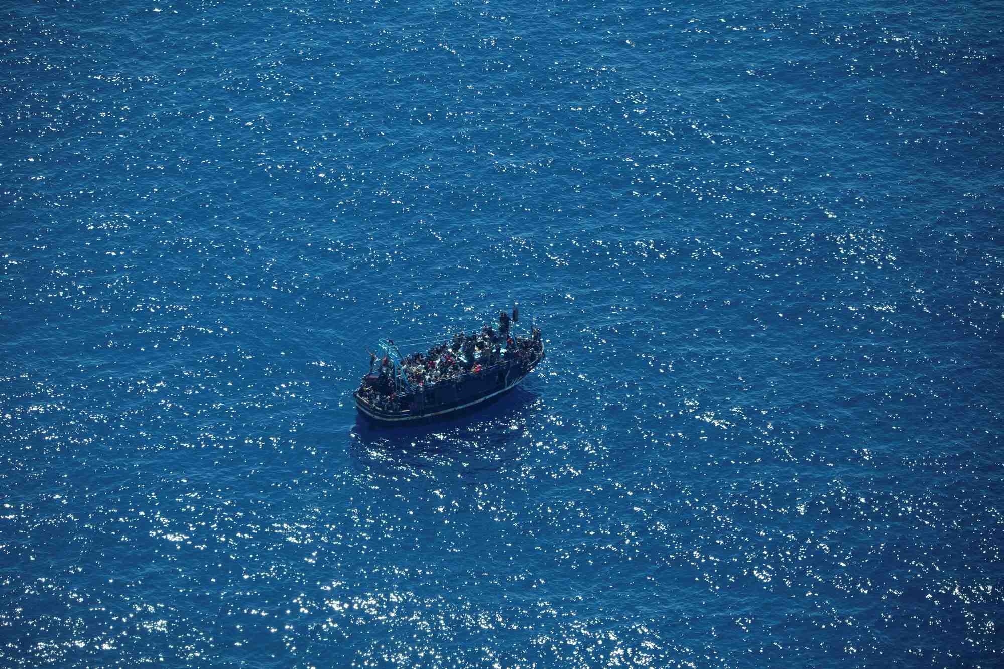 Photo d'un bateau avec des migrants a la derive entre la grece et malte