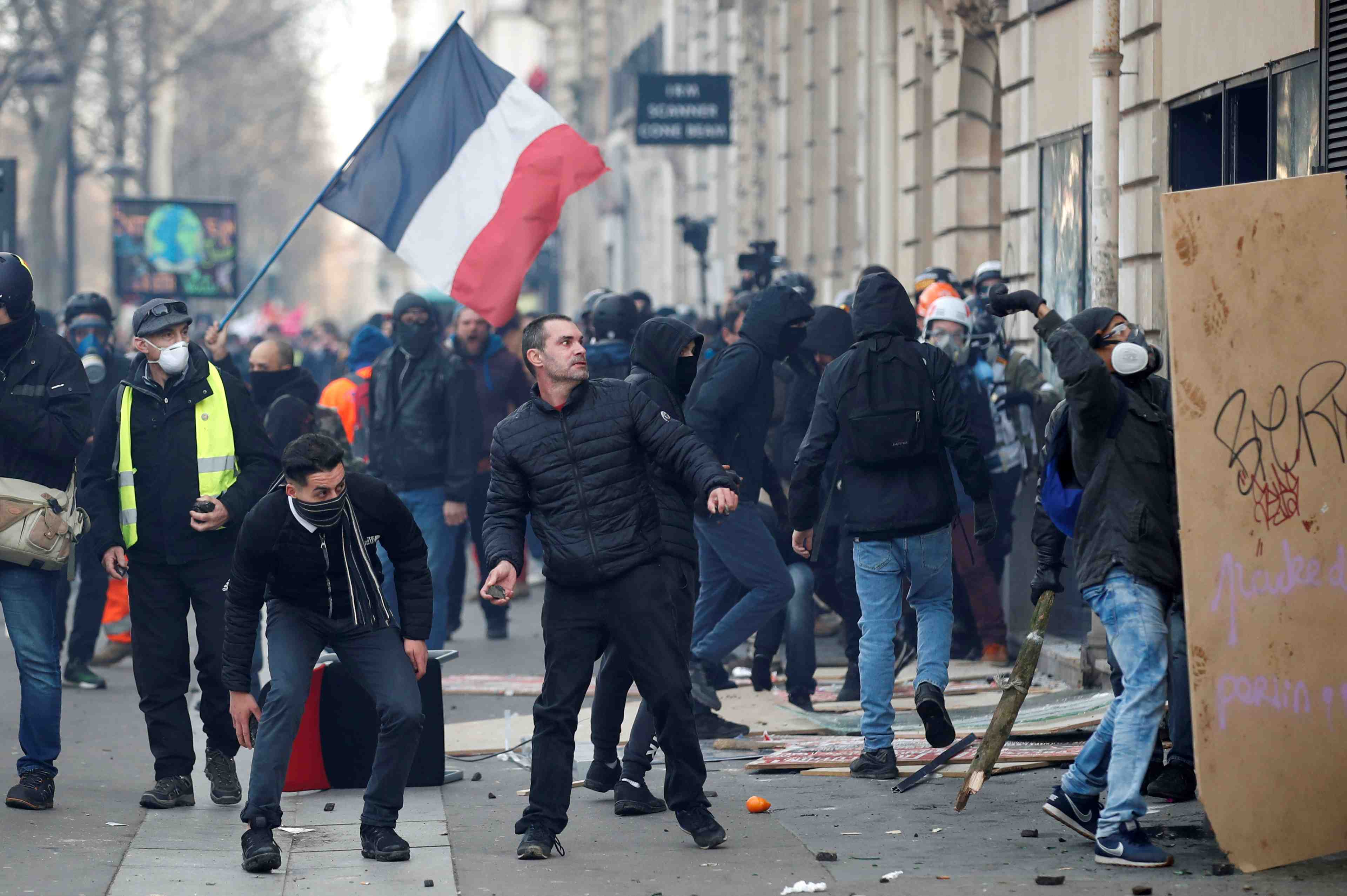 Retraites: la mobilisation s'erode, les partenaires sociaux divises avant la conference