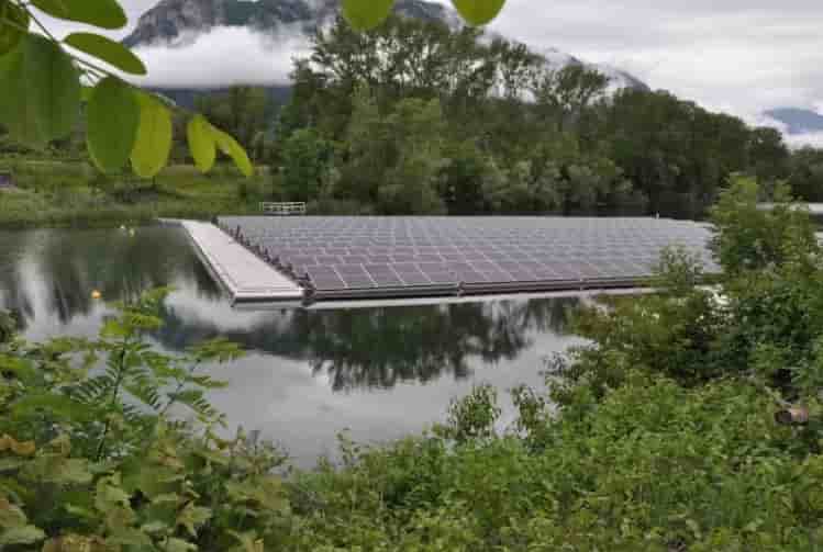 Le parc solaire flottant d'Enercoop produira l'équivalent de la consommation moyenne annuelle de 80 foyers.