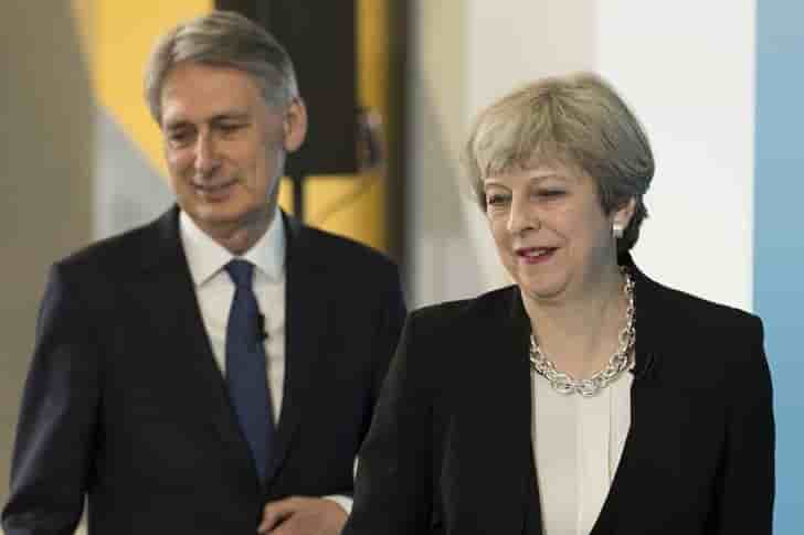 Des ministres de may souhaitent voir hammond la remplacer