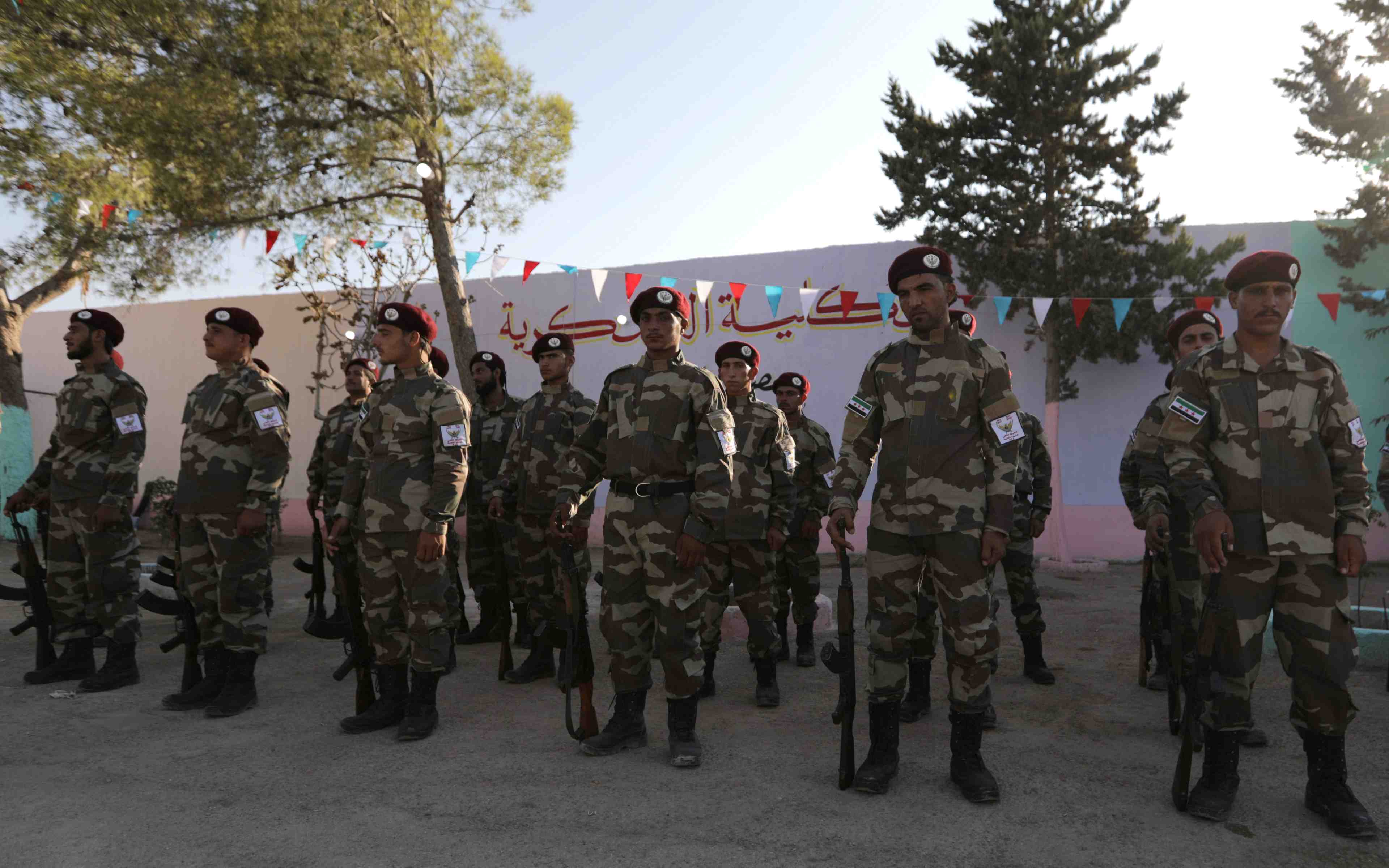 Les rebelles syriens creent une armee nationale avec la turquie