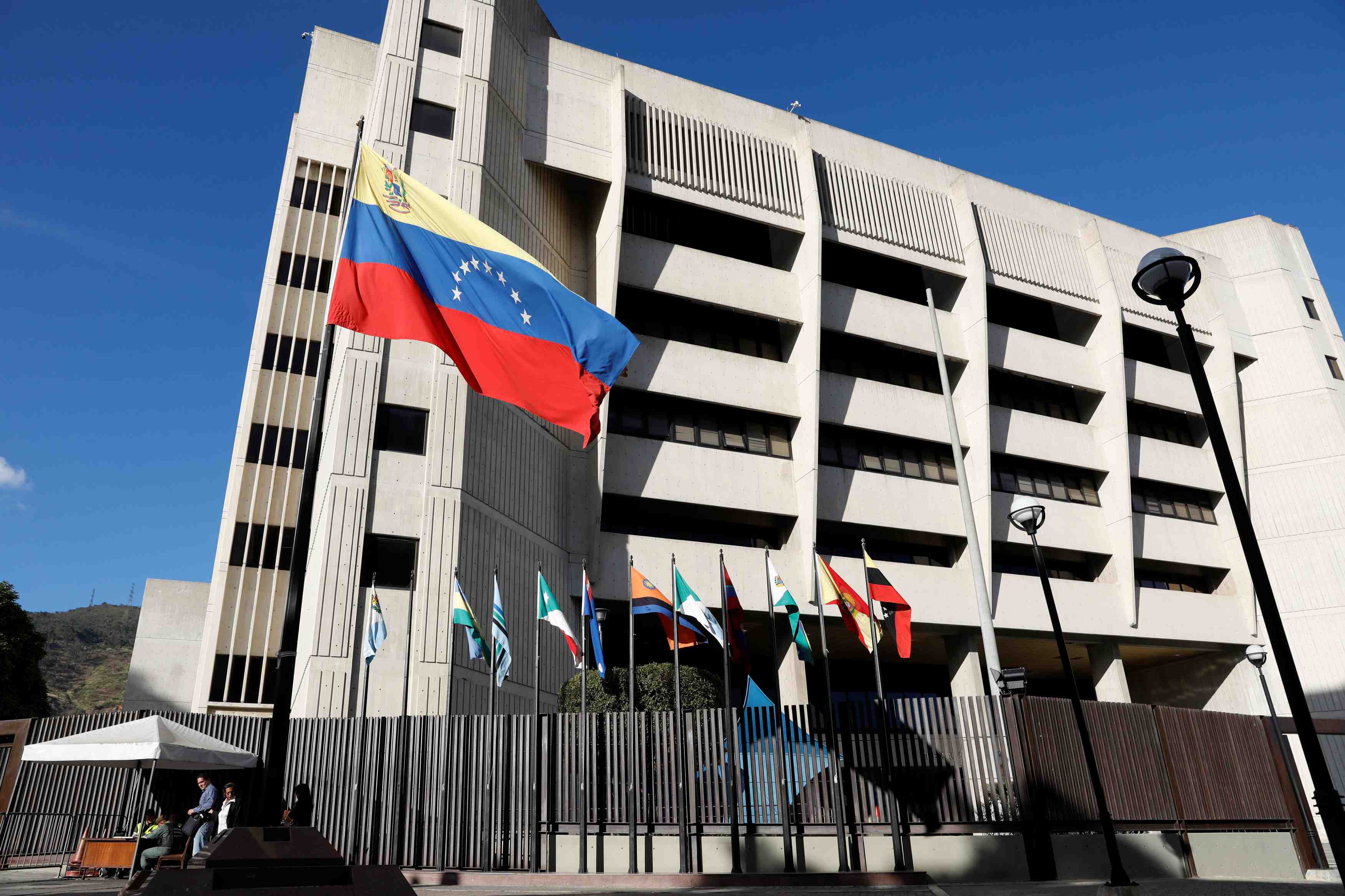 Venezuela: un juge de la cour supreme fuit le pays, critique maduro