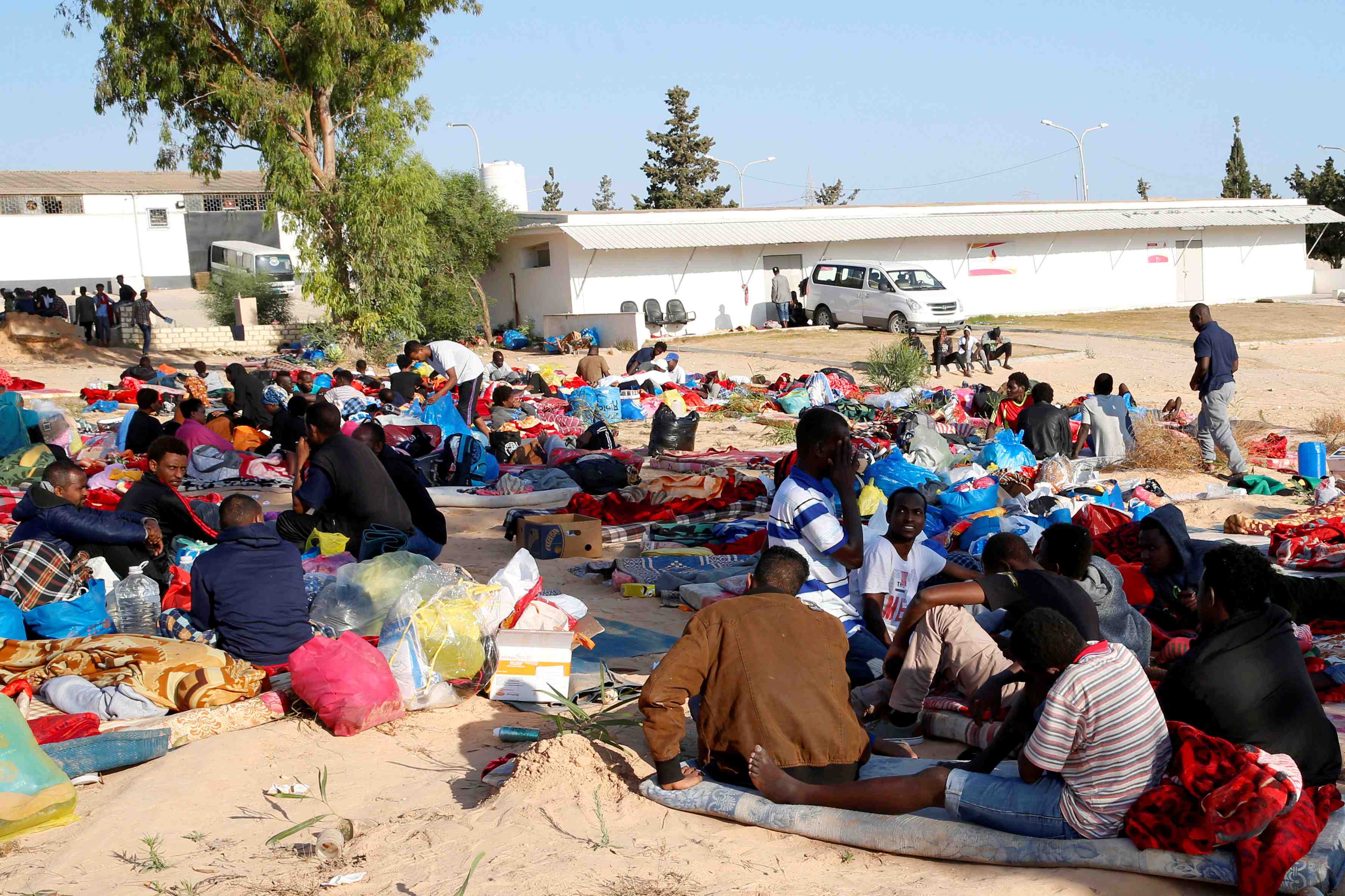 Libye: des gardes du camp bombarde auraient tire sur des migrants