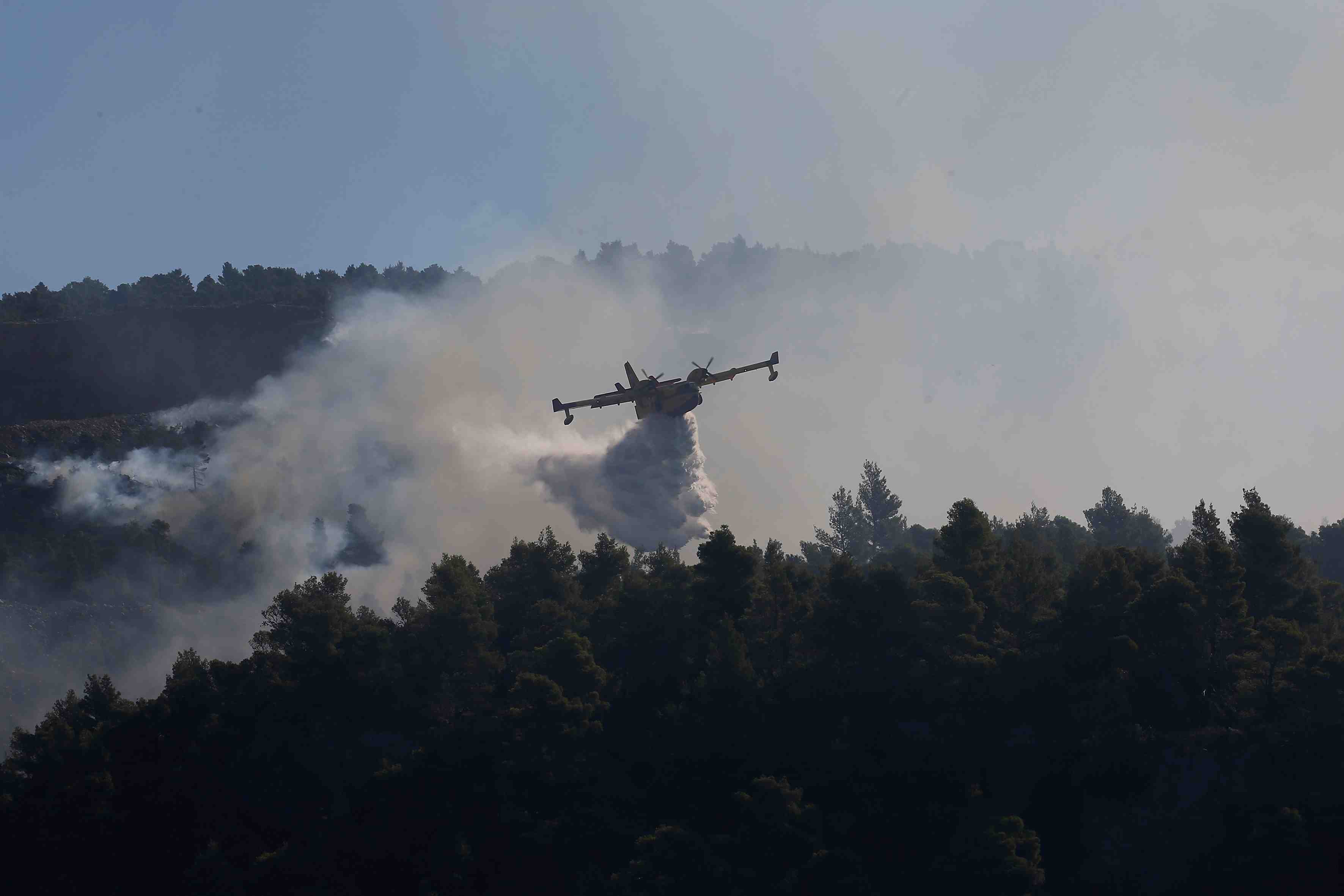 L'ile grecque d'eubee en proie a un incendie, habitants evacues