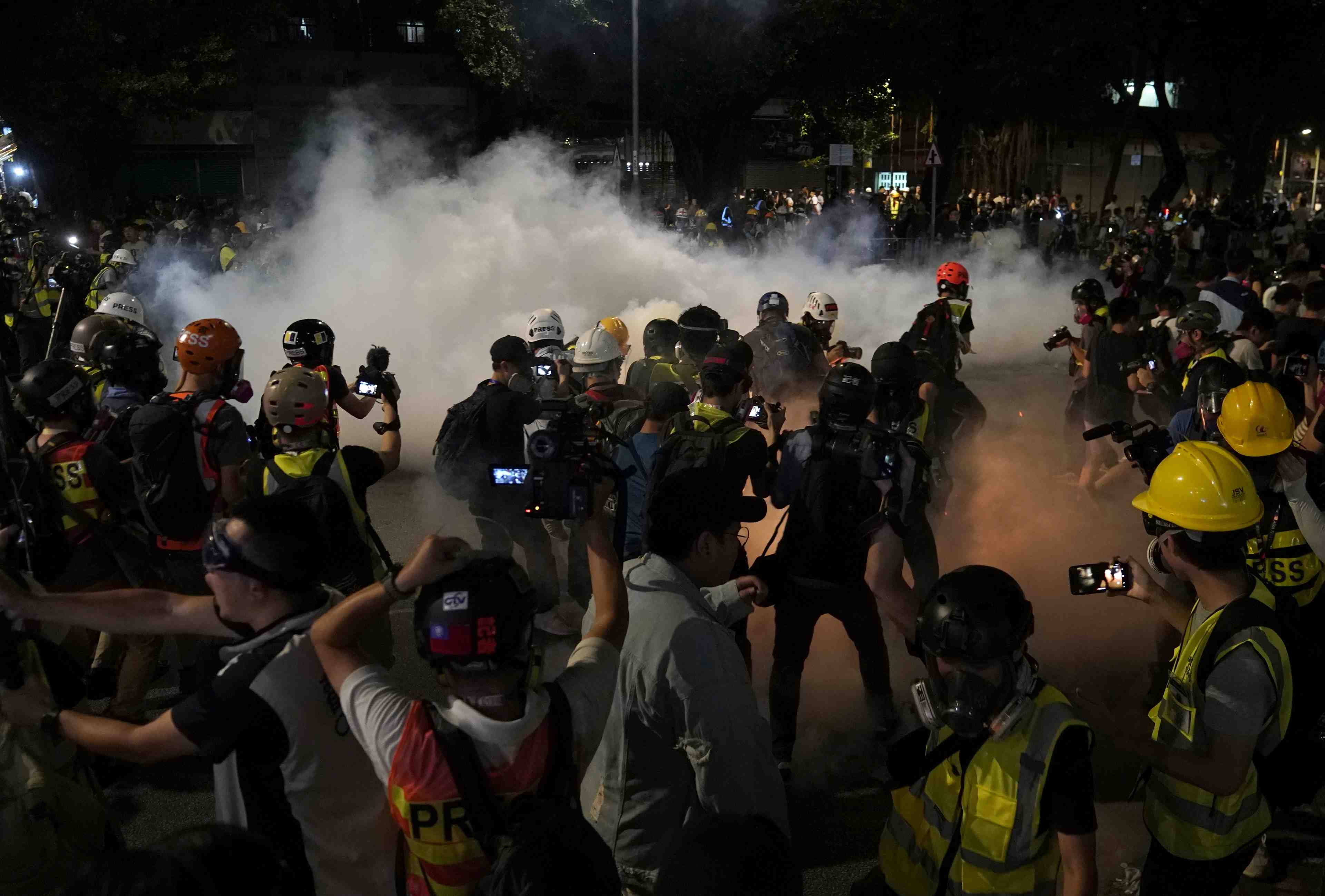 Nouveaux heurts a hong kong entre police et manifestants