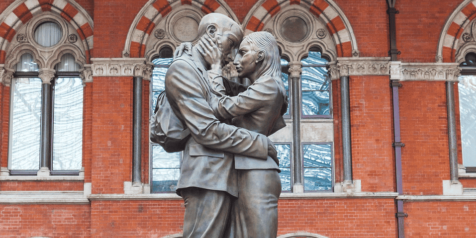 La statue en bronze "The meeting place", réalisée par Paul Day, accueille les voyageurs à la gare de St. Pancras International, à Londres.