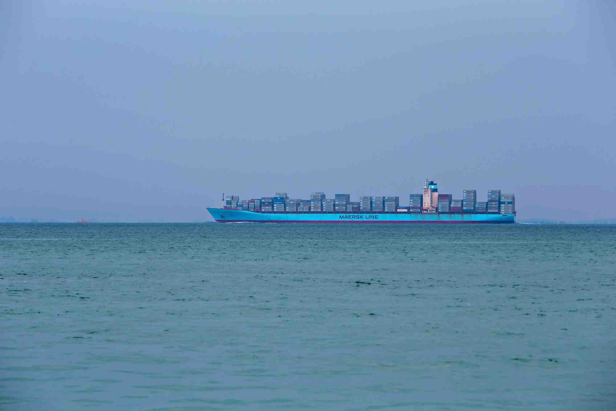 Le géant danois du transport maritime Maersk suspend pendant 48 heures le transit de sa flotte par un détroit stratégique en mer Rouge.