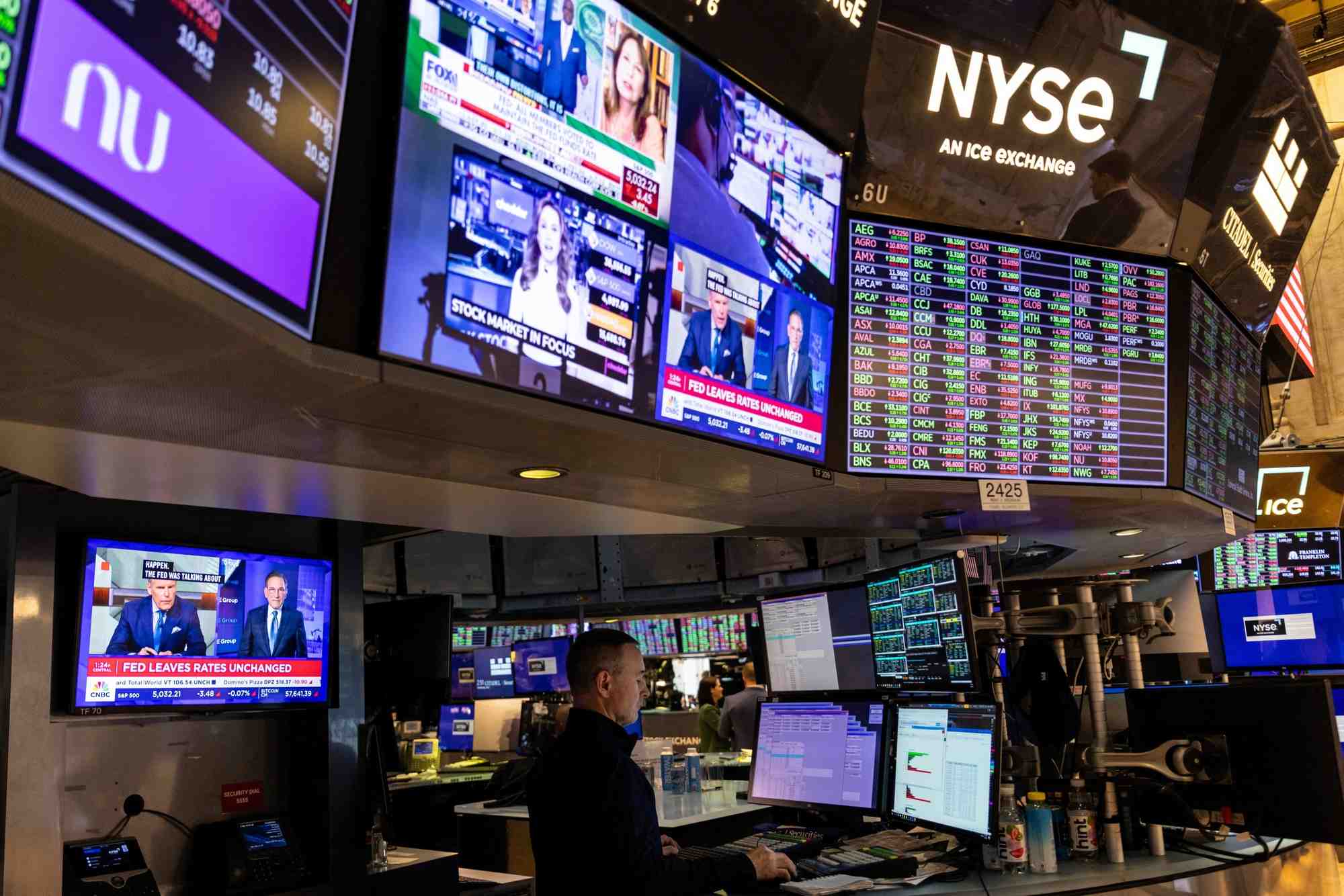 Un trader au new york stock exchange (nyse)