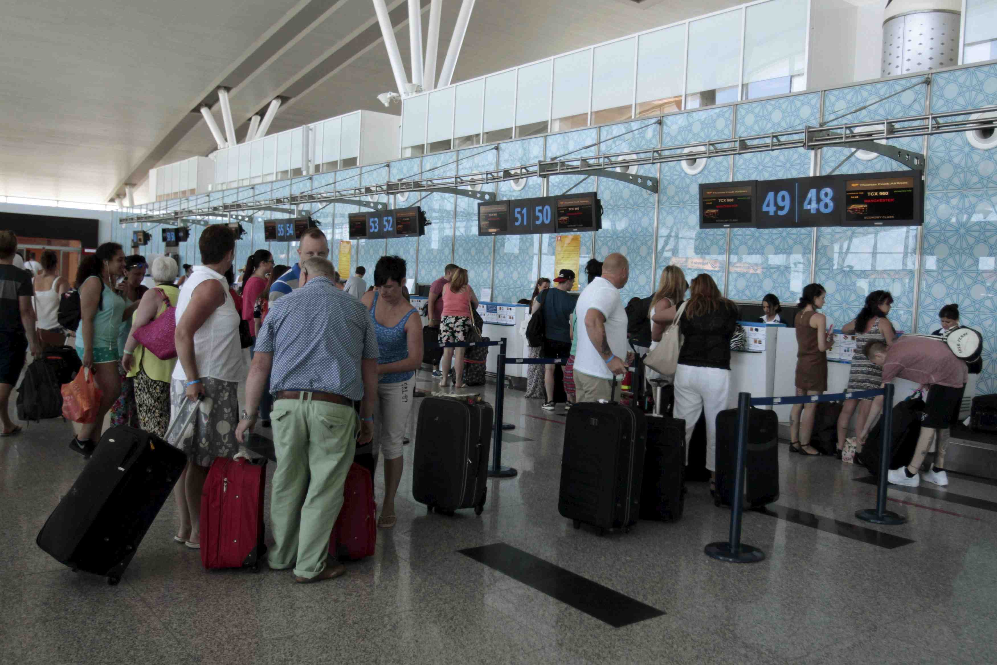 Des milliers de touristes quittent la tunisie