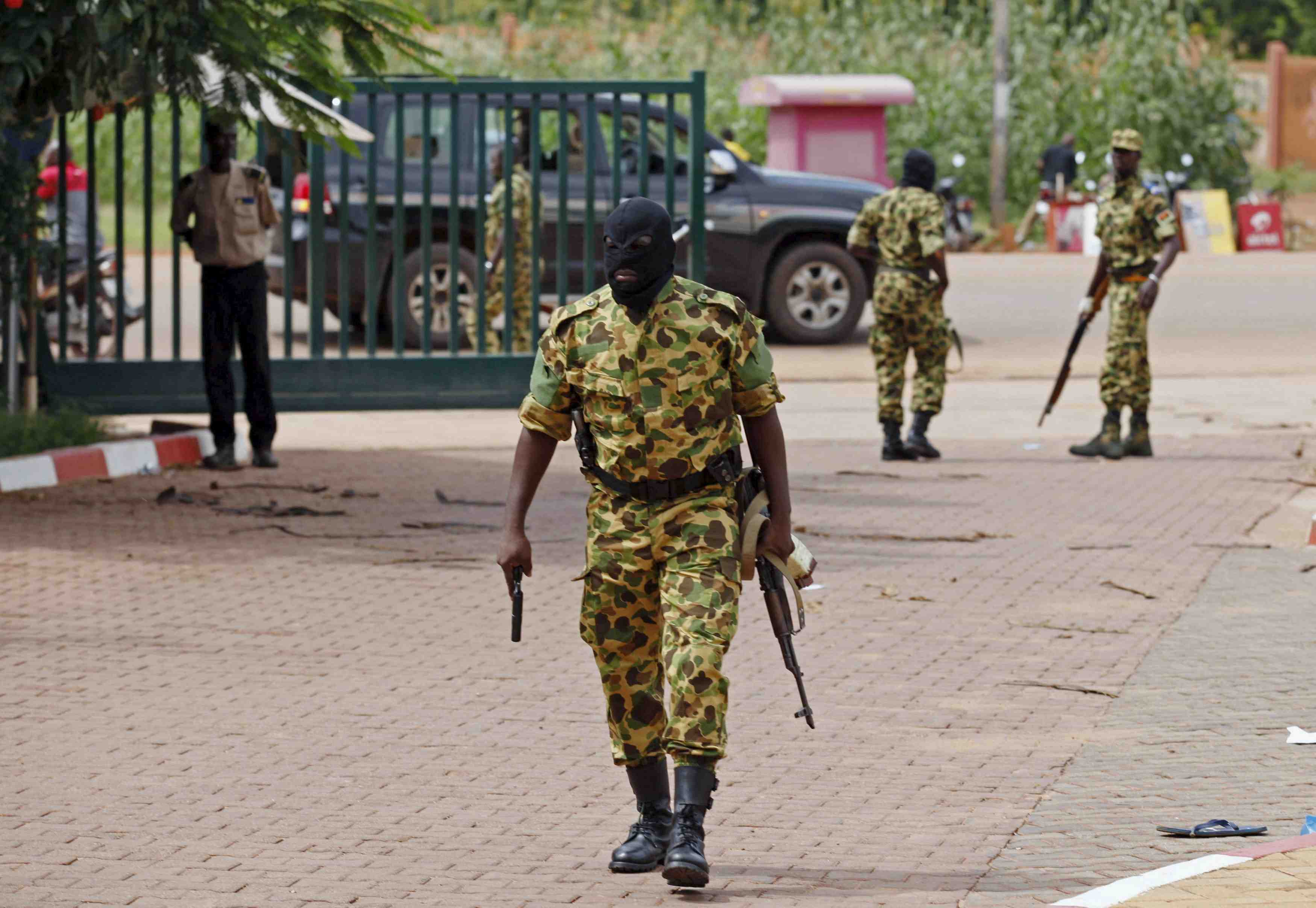 Des pro-putschistes au burkina attaquent l'hotel des mediateurs
