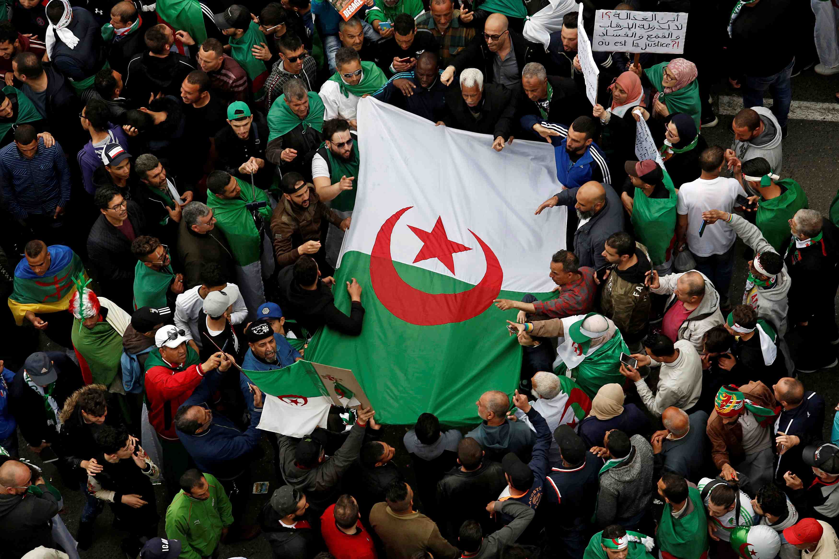 Algerie: cinq milliardaires dont des proches de bouteflika arretes