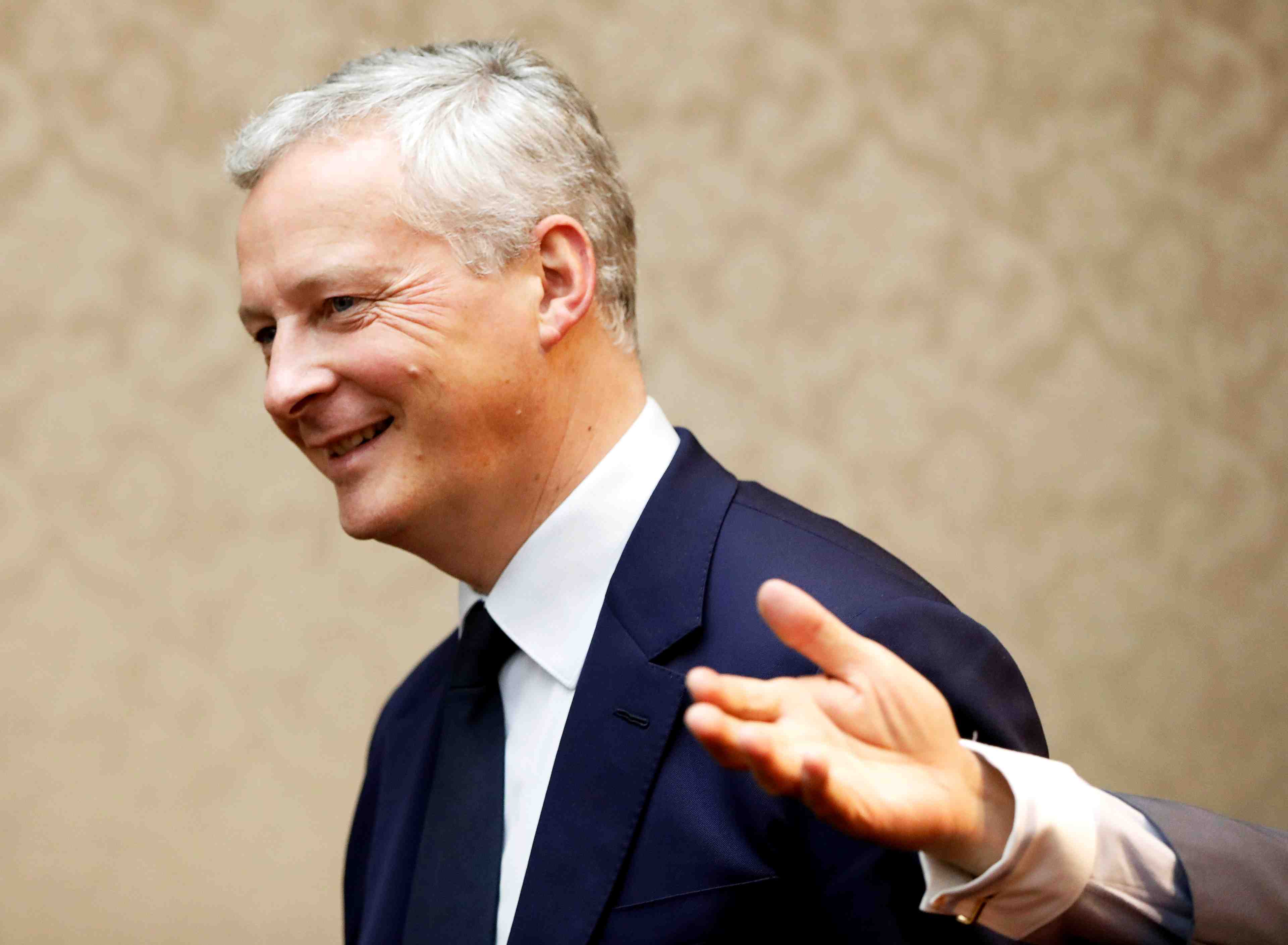 Bruno le maire exclut de postuler au fmi ou a la ce