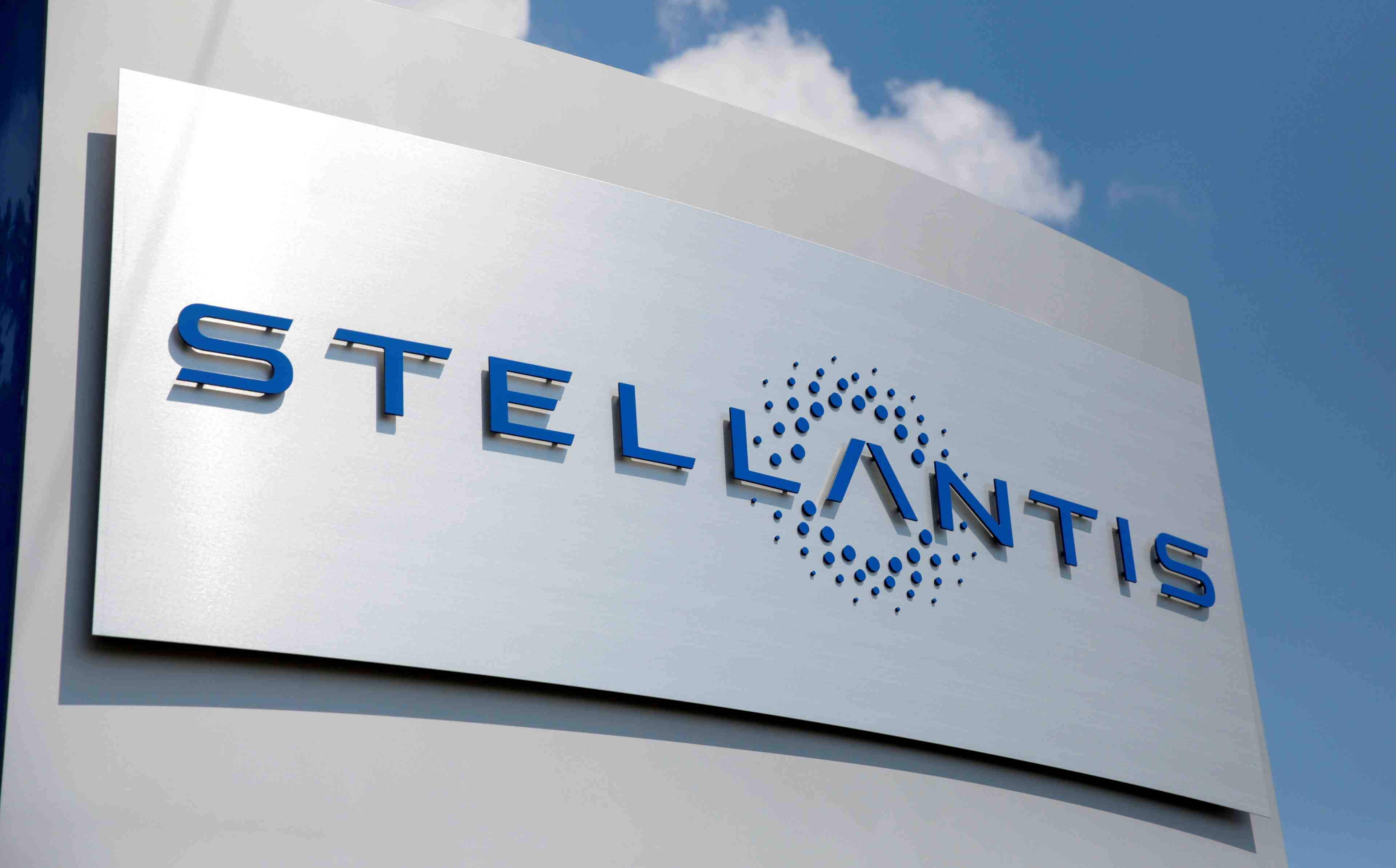 Stellantis: marge record et objectif releve malgre les puces