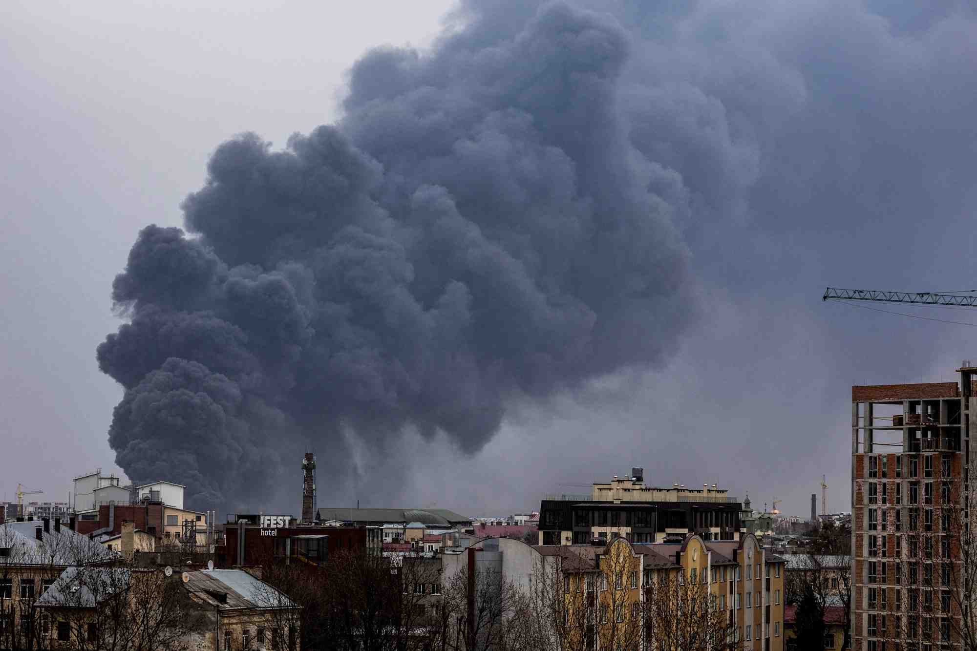 Ukraine: trois explosions entendues pres de lviv, dit un responsable municipal