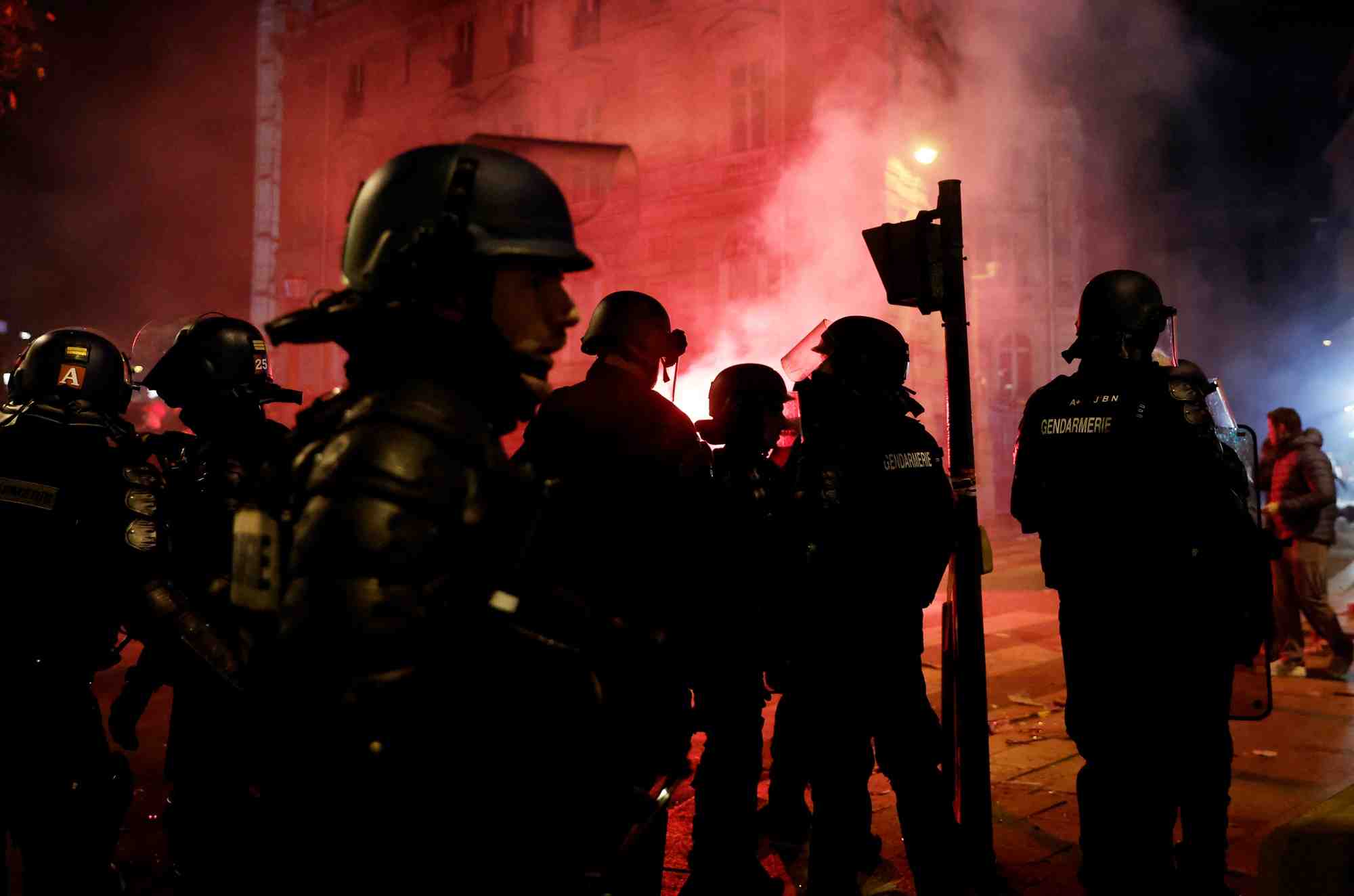 Des policiers pendant les celebrations a paris des fans de l'equipe marocaine de football