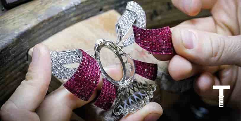 Le joaillier Van Cleef & Arpels a annoncé l’ouverture de deux nouveaux sites de fabrication en 2026, dans la Drôme, à Châteauneuf-sur-Isère, et dans le Puy-de-Dôme, en banlieue de Thiers, avec à la clé la création de quelque 600 emplois au total.