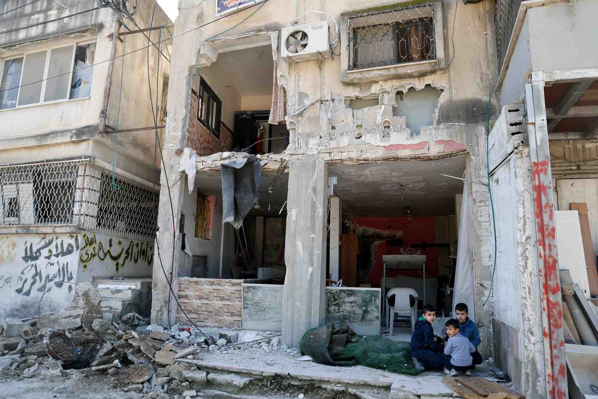 Des maisons endommagees apres un raid israelien, dans le camp de nour chams