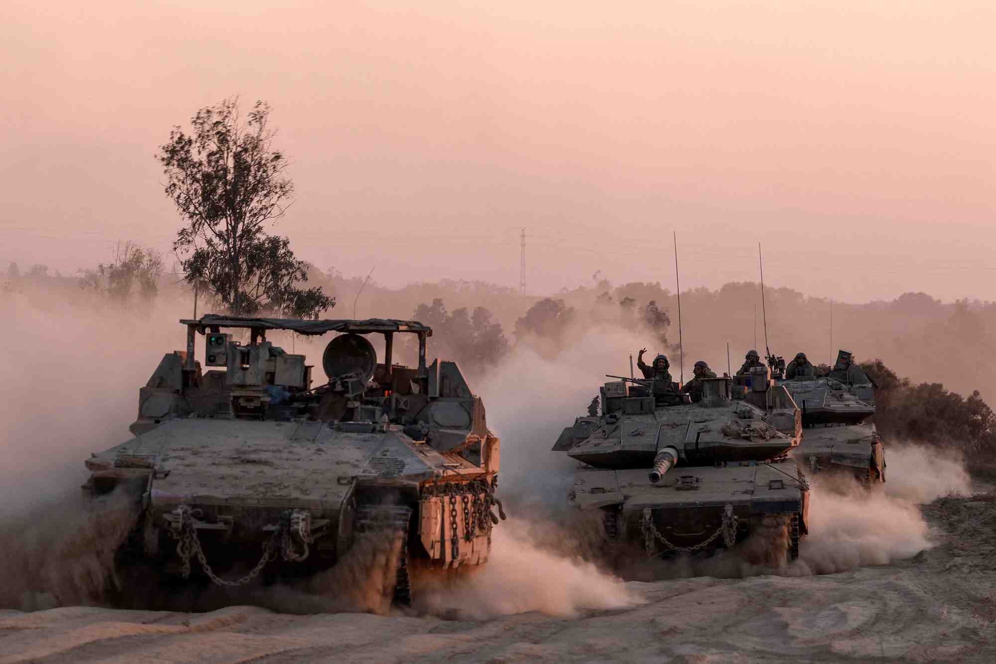 Des vehicules militaires israeliens manoeuvrent pres de la frontiere entre israel et gaza