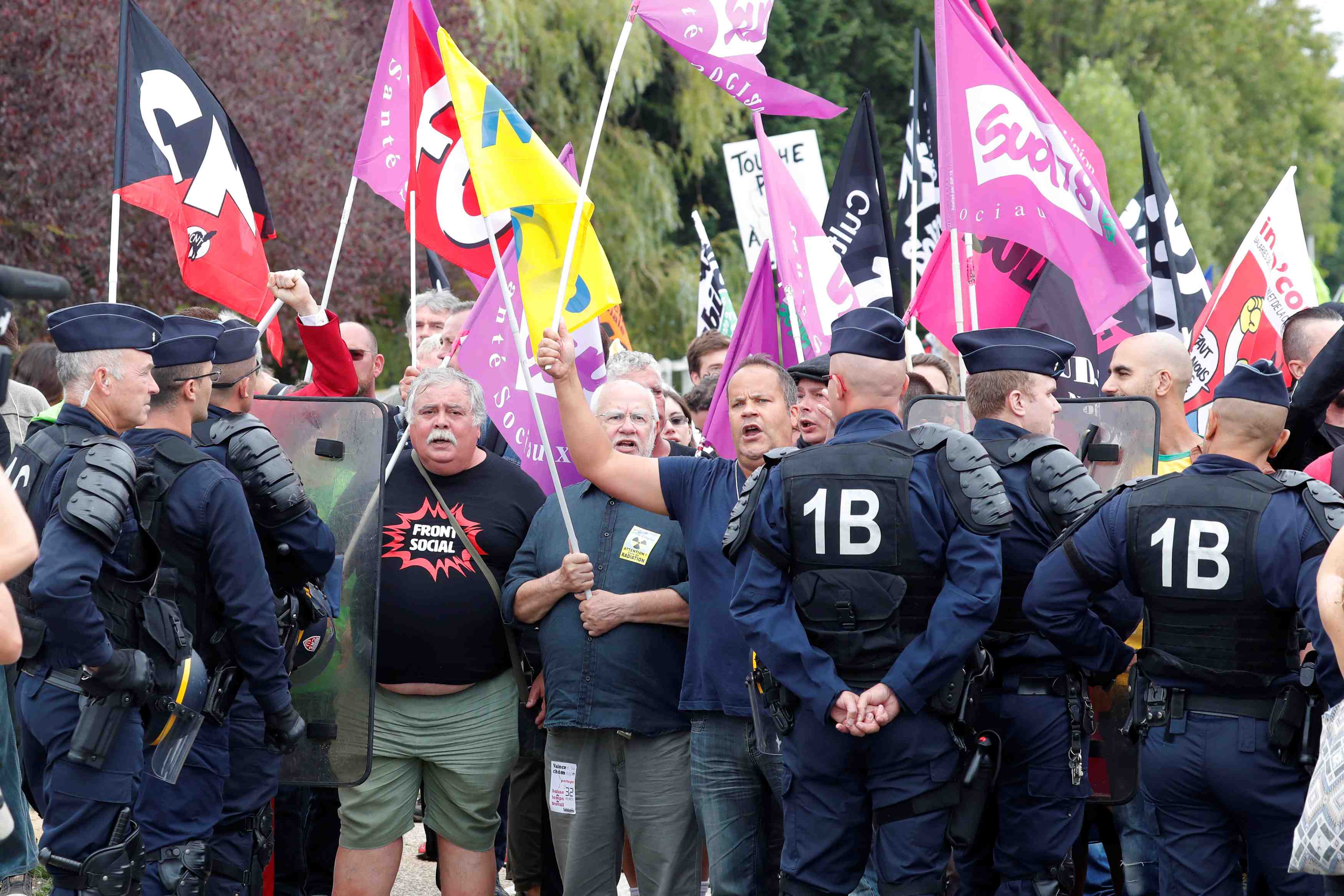 Des manifestants a l'universite d'ete du medef