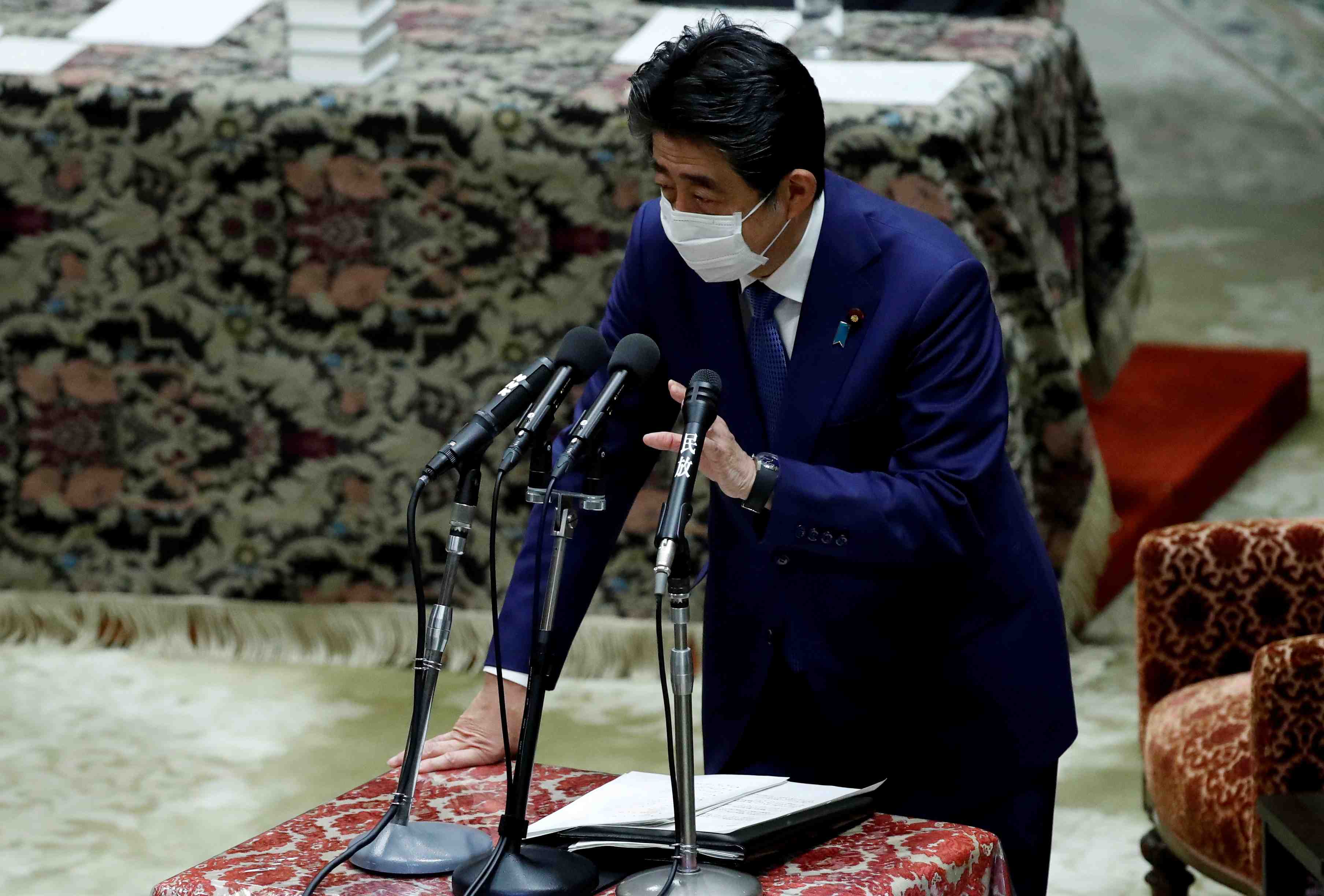 Japon: shinzo abe s'excuse et corrige ses fausses declarations au parlement