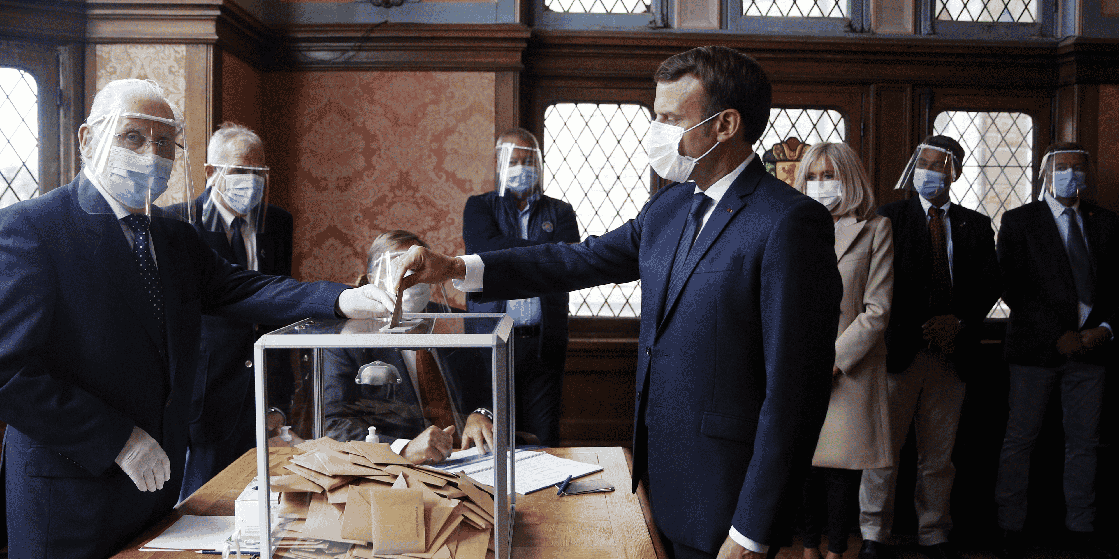 Emmanuel Macron vote lors du second tour des élections municipales 2020