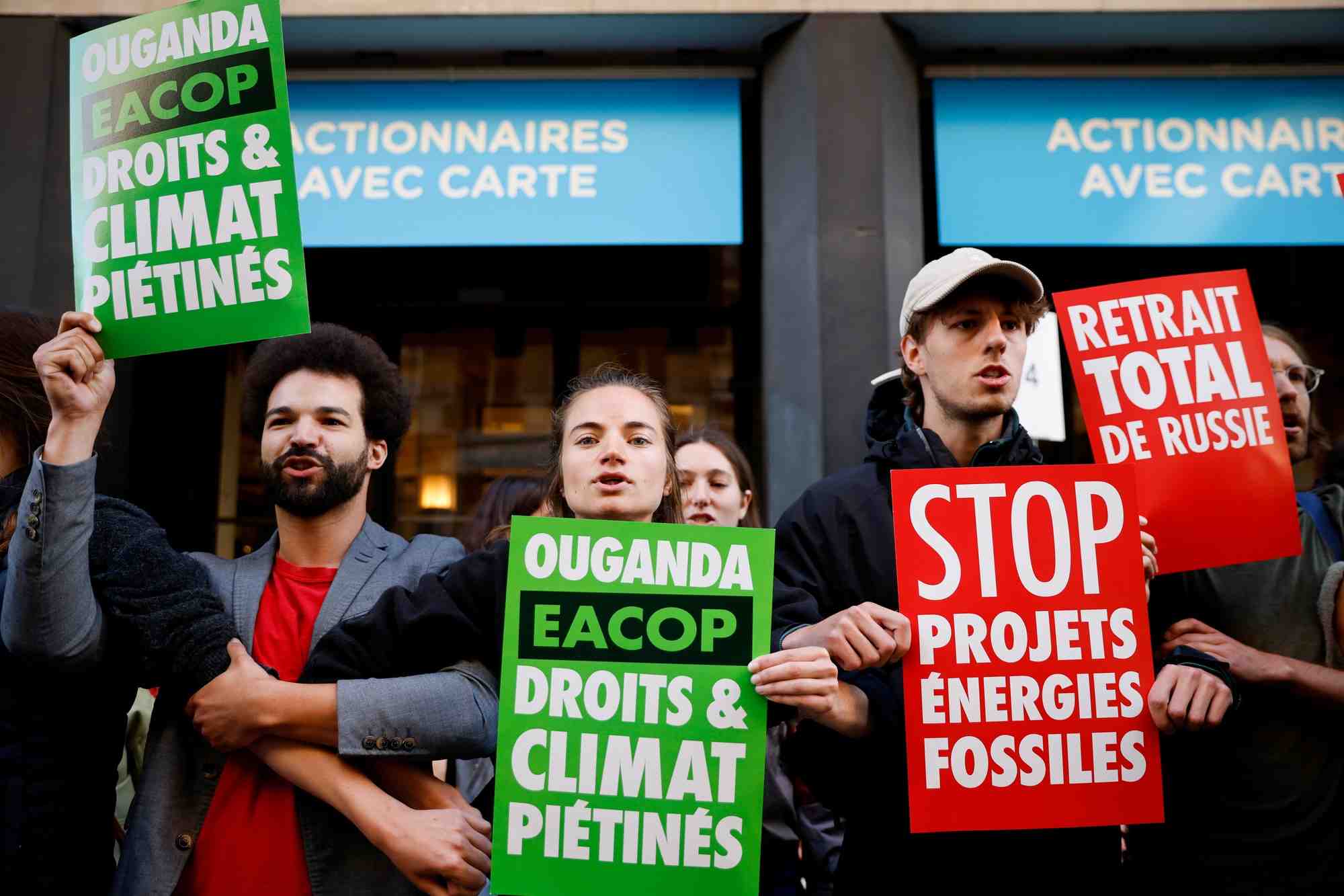 Des militants perturbent la reunion des actionnaires de totalenergies a paris