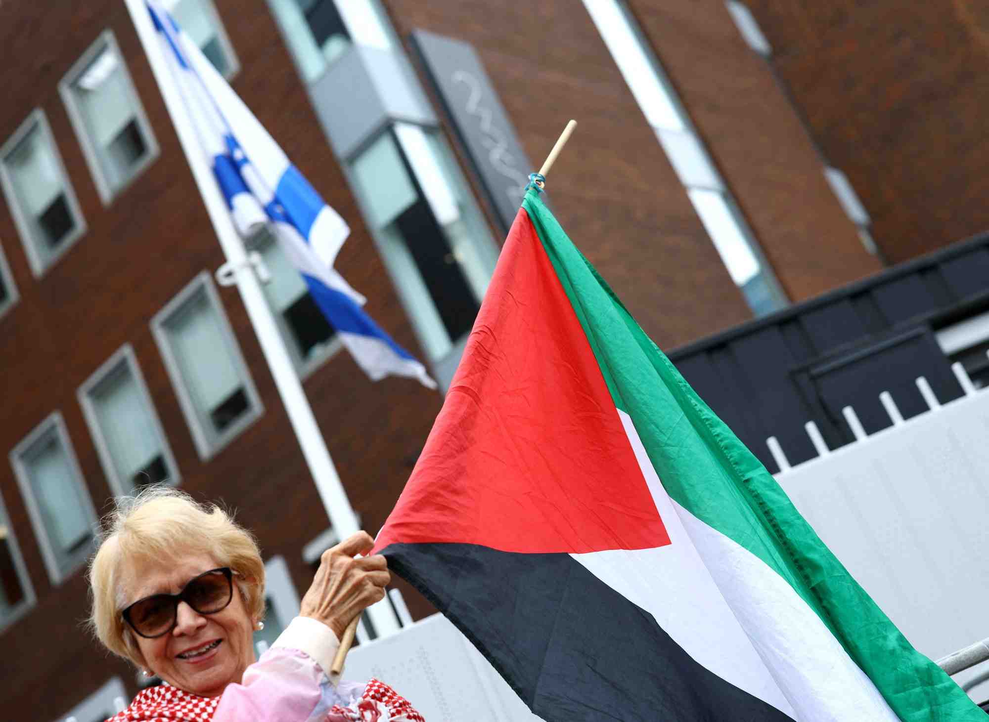 Des manifestants soutenant les palestiniens se tiennent devant l'ambassade d'israel, a dublin