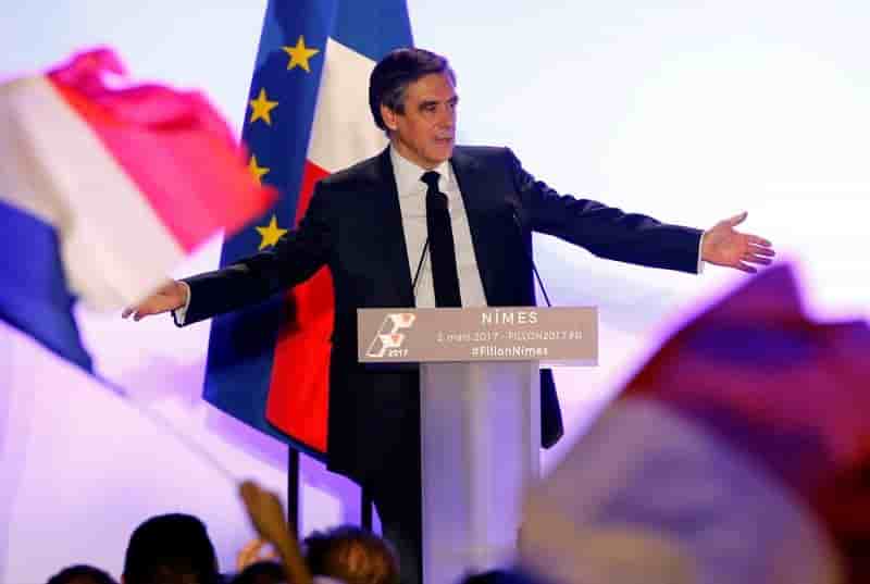 Fillon appelle ses partisans "a resister" avec "une force calme"