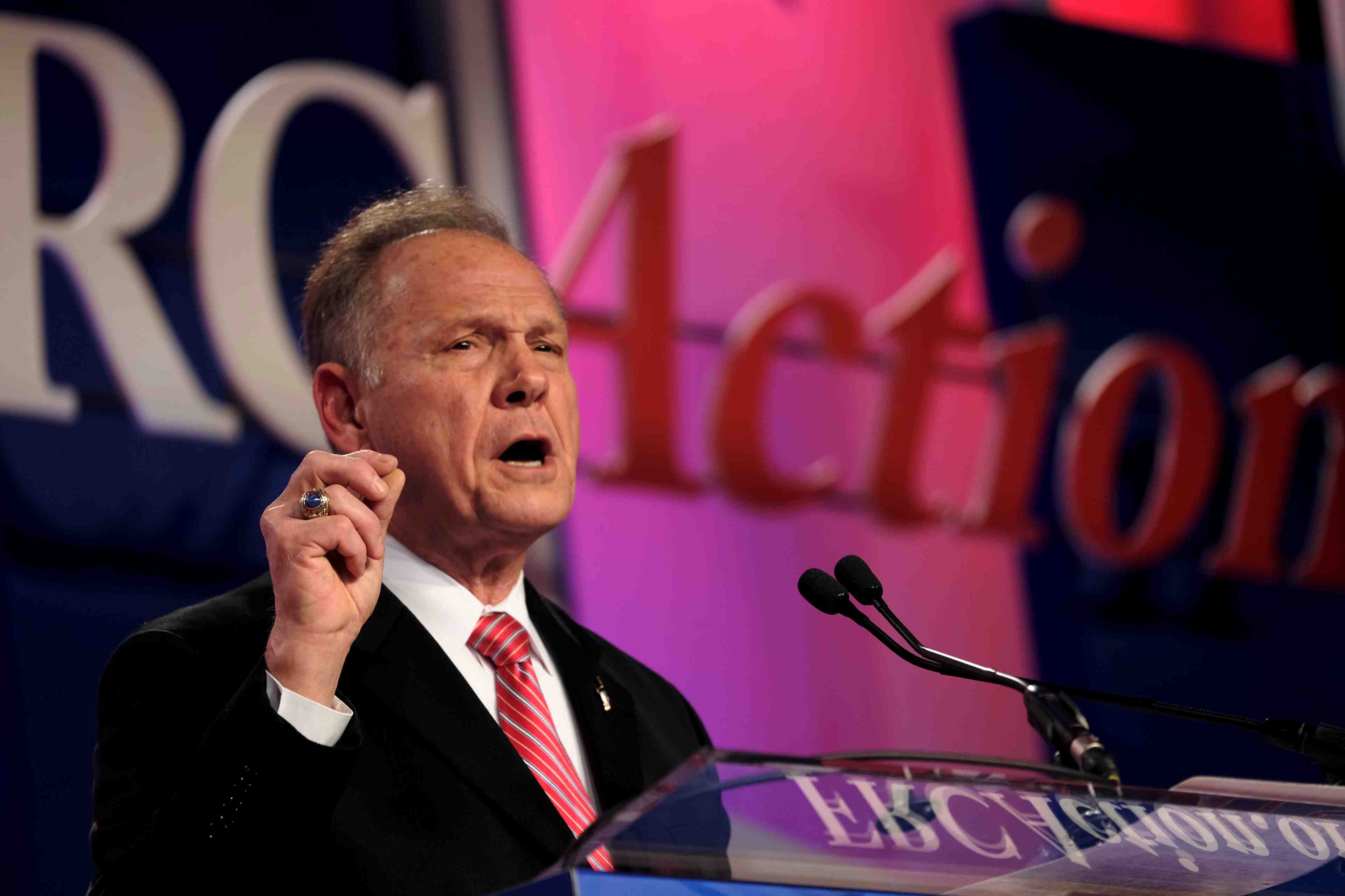 Le parti republicain lache roy moore, accuse d'abus sexuel