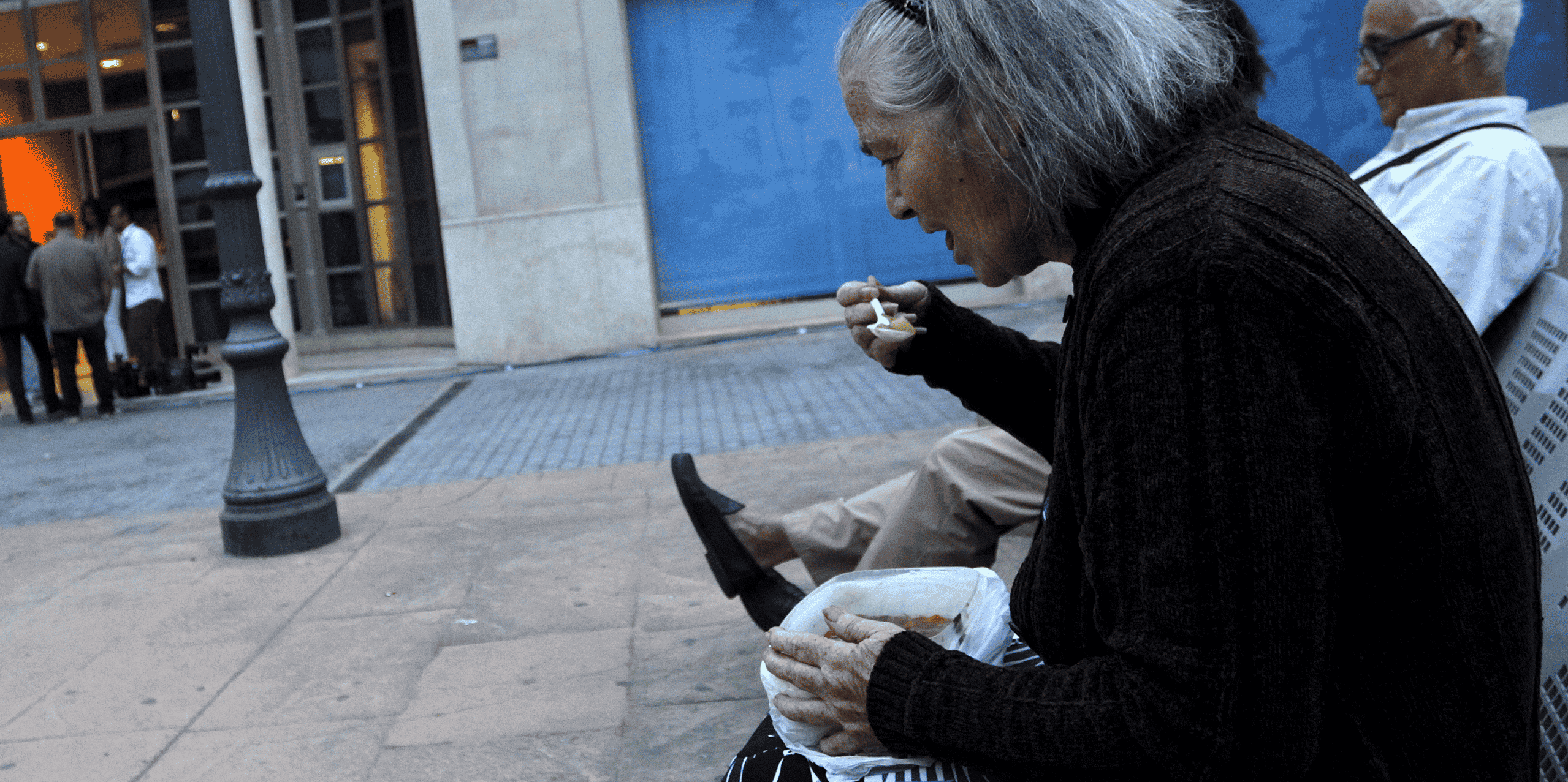 Vieille femme mangeant une soupe en Espagne (seuil pauvreté)