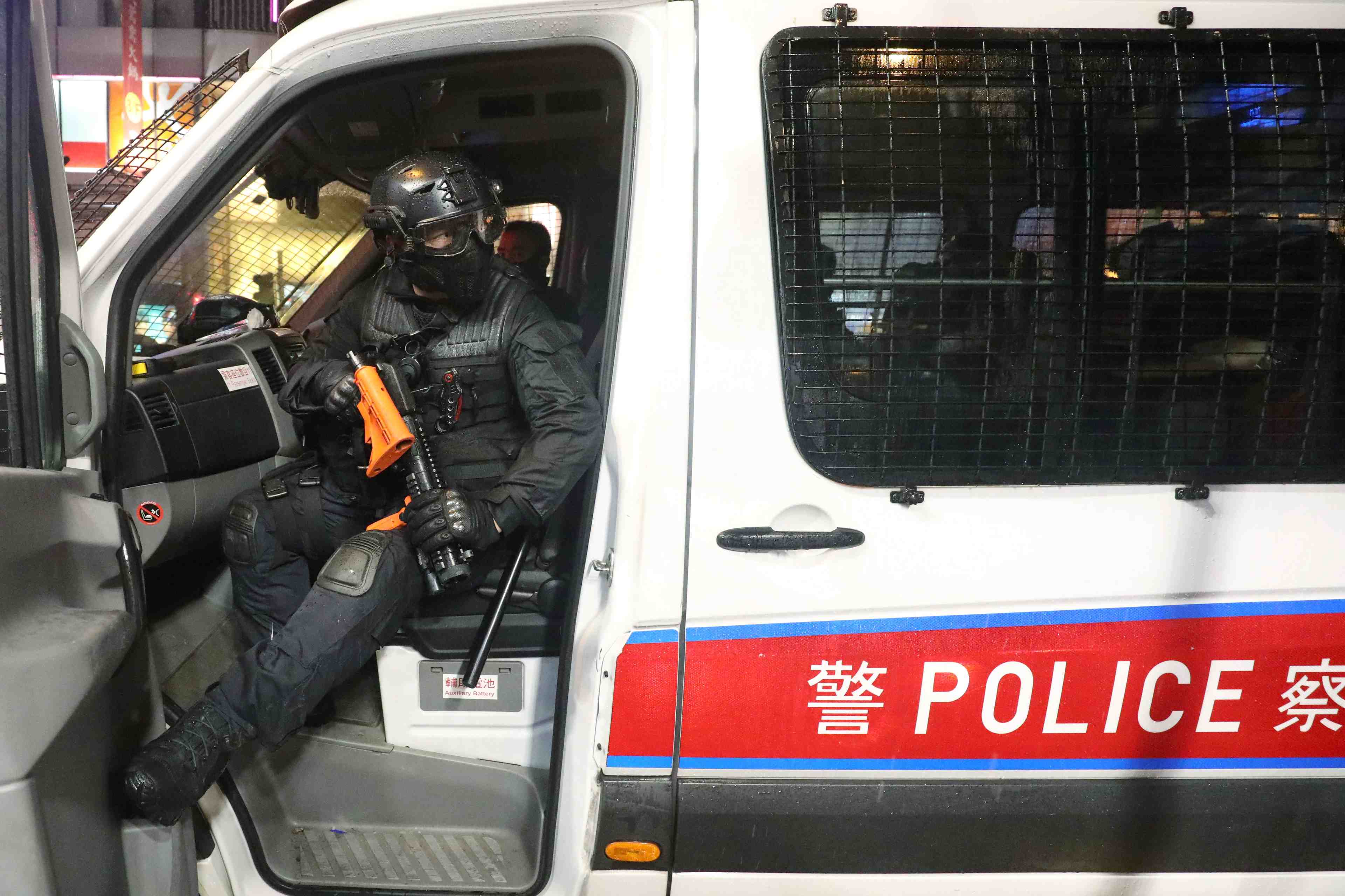 Trente-six arrestations, dont des mineurs, apres les heurts a hong kong