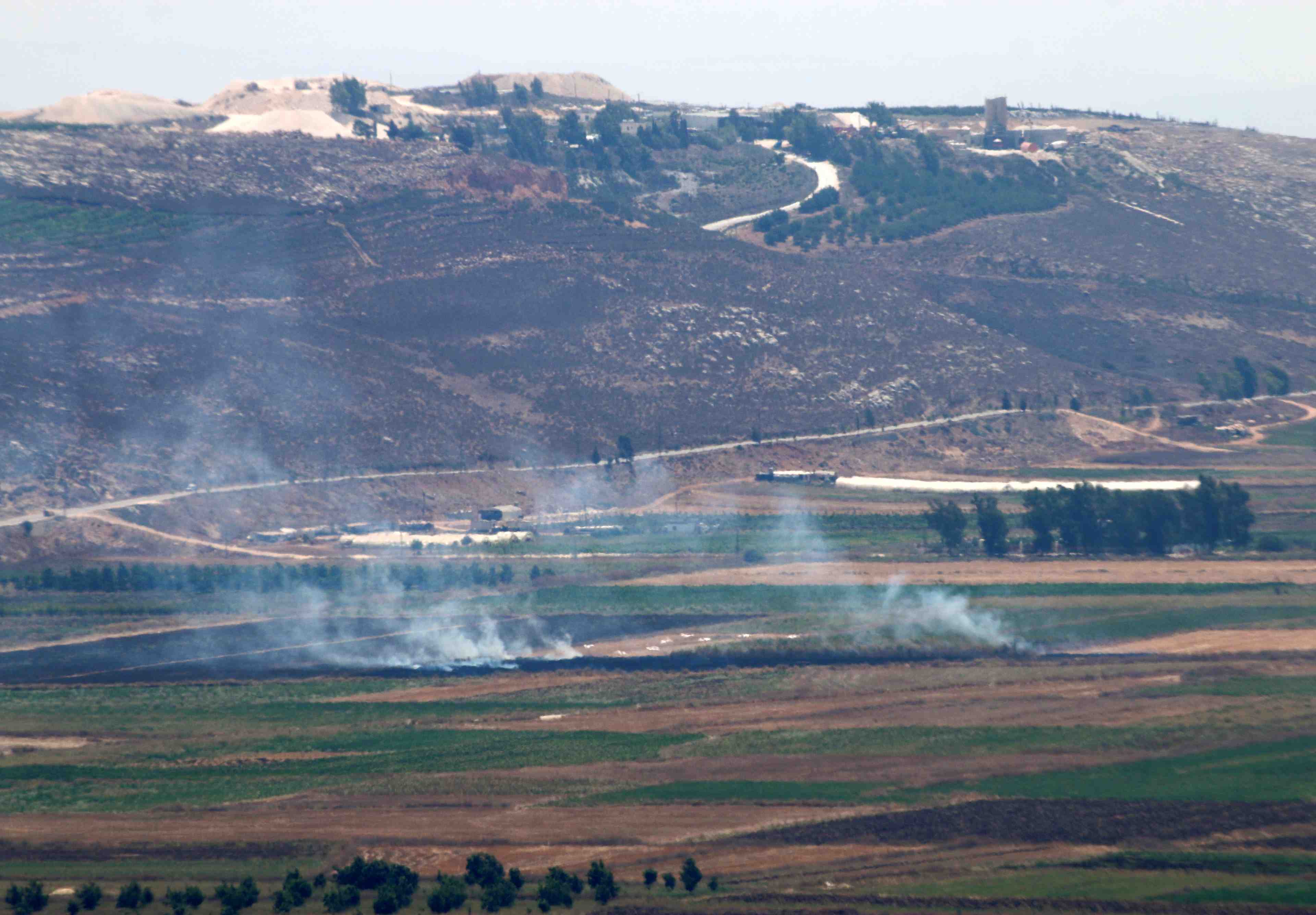 Deux roquettes tirees du liban s'abattent en israel, qui replique