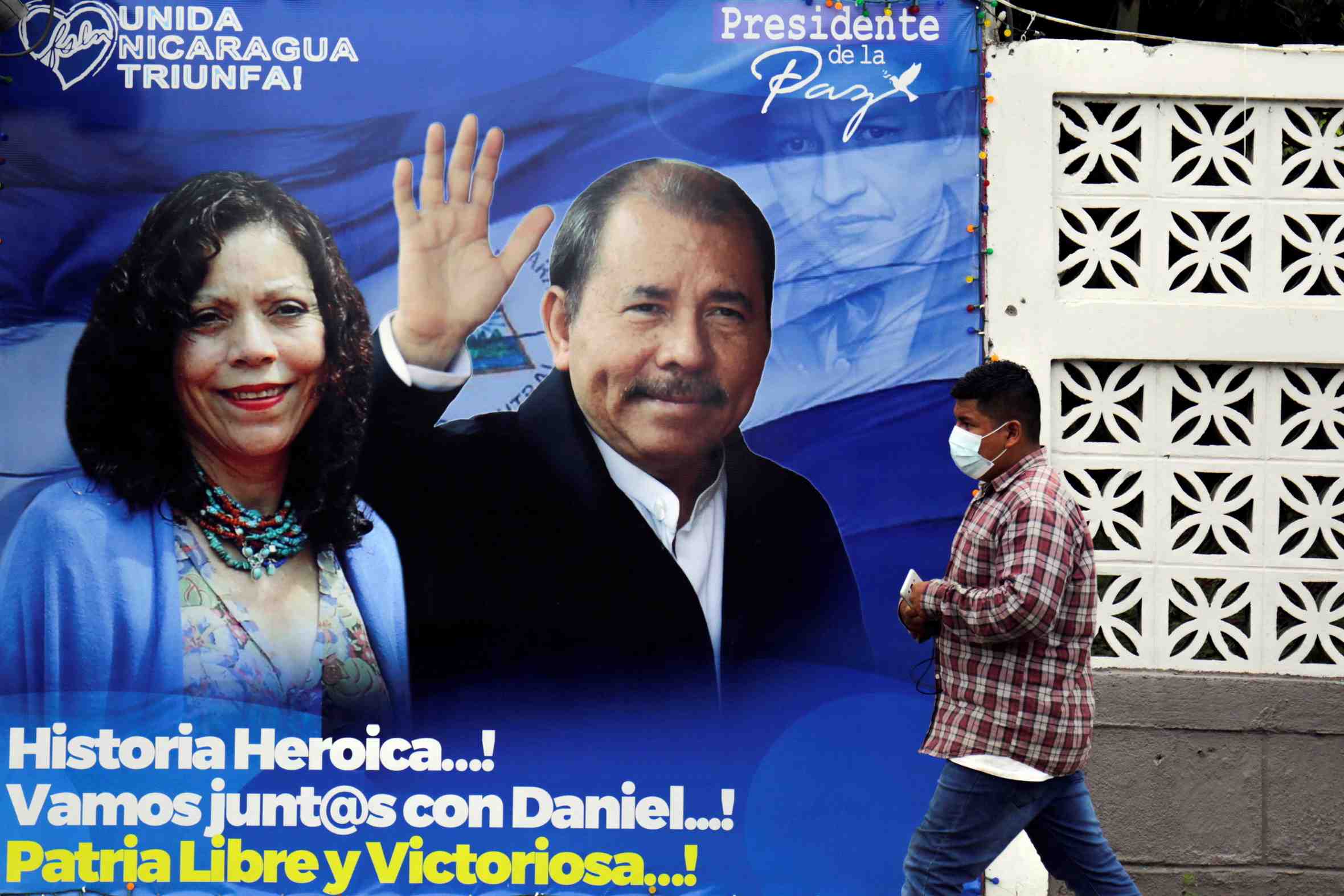 Nicaragua: le president ortega assure d'etre reelu dans une election cadenassee
