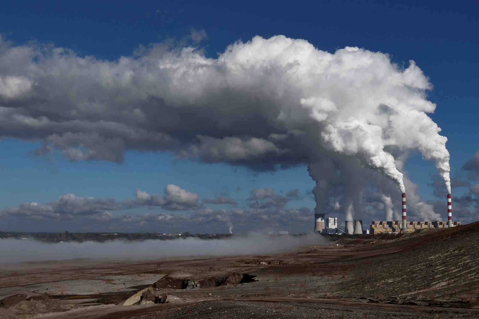 La crise energetique alimente la politique du "tout bruler" et suscite des preoccupations sanitaires en europe centrale