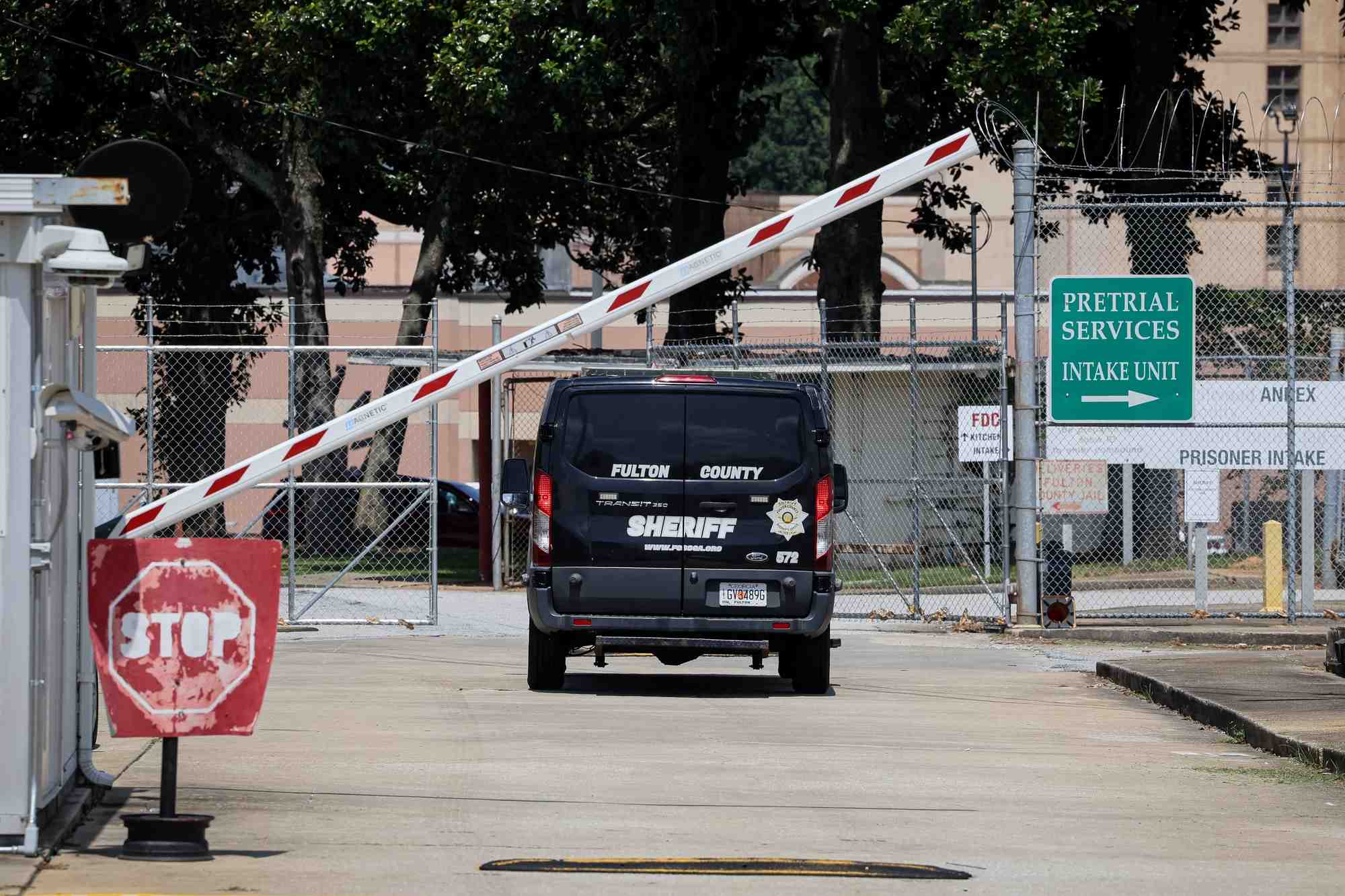 Un fourgon arrive a la prison du comte de fulton a atlanta, georgie, etats-unis
