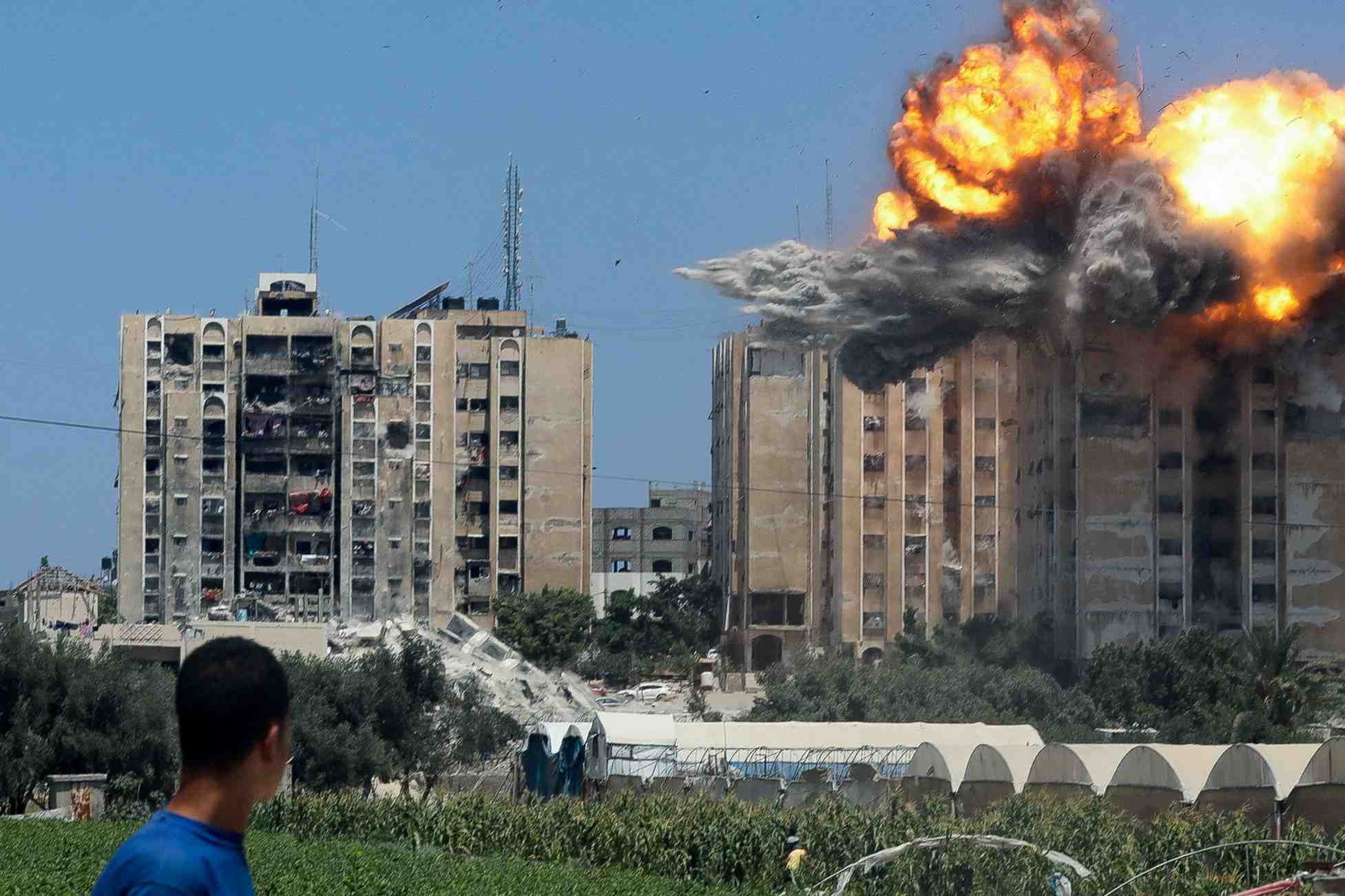 Explosion suite a une frappe aerienne israelienne sur un immeuble residentiel, dans le cadre du conflit entre israel et le hamas, a nuseirat.